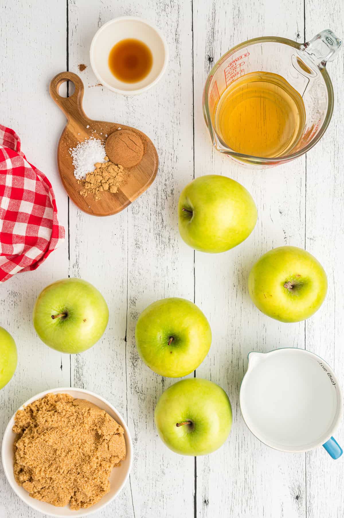 Ingrédients nécessaires, y compris des pommes granny smith.