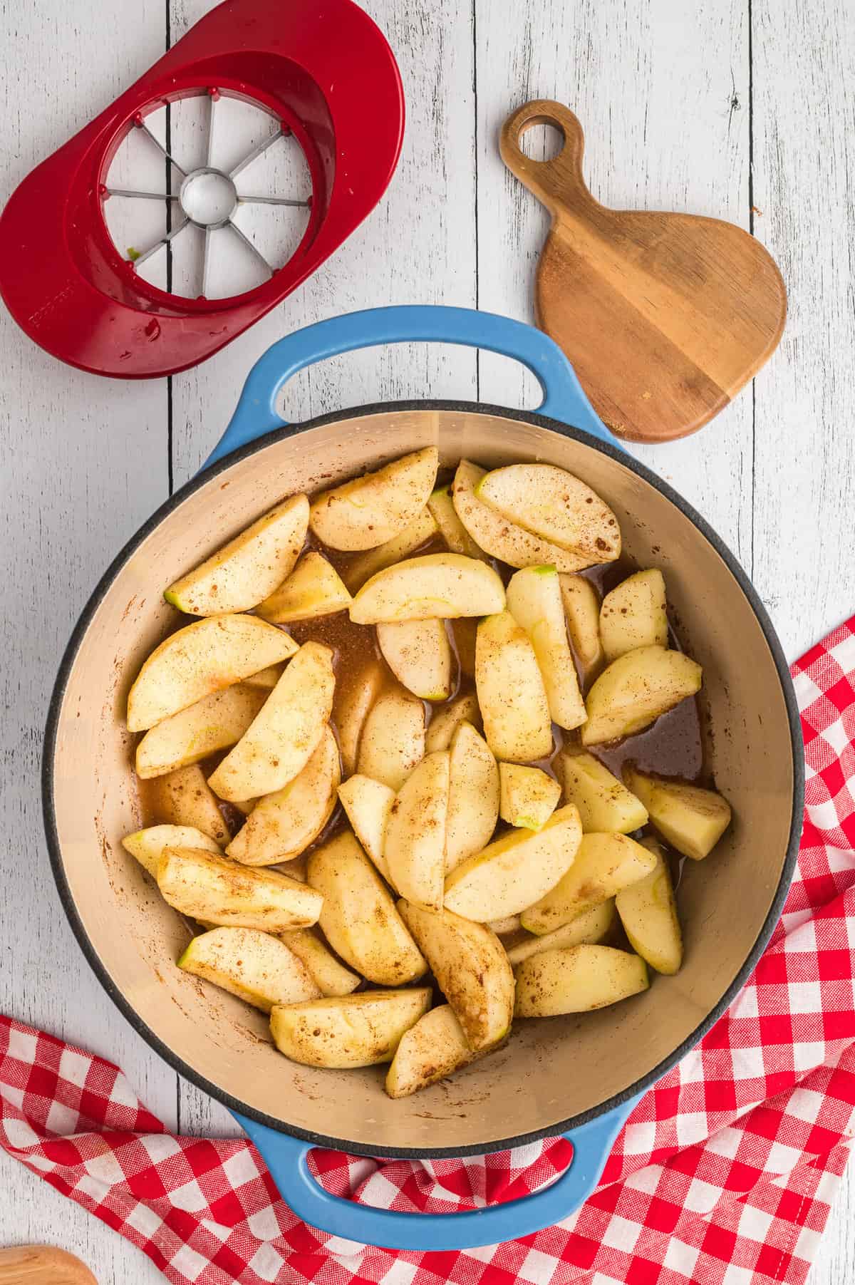 Pommes non cuites dans une grande casserole.
