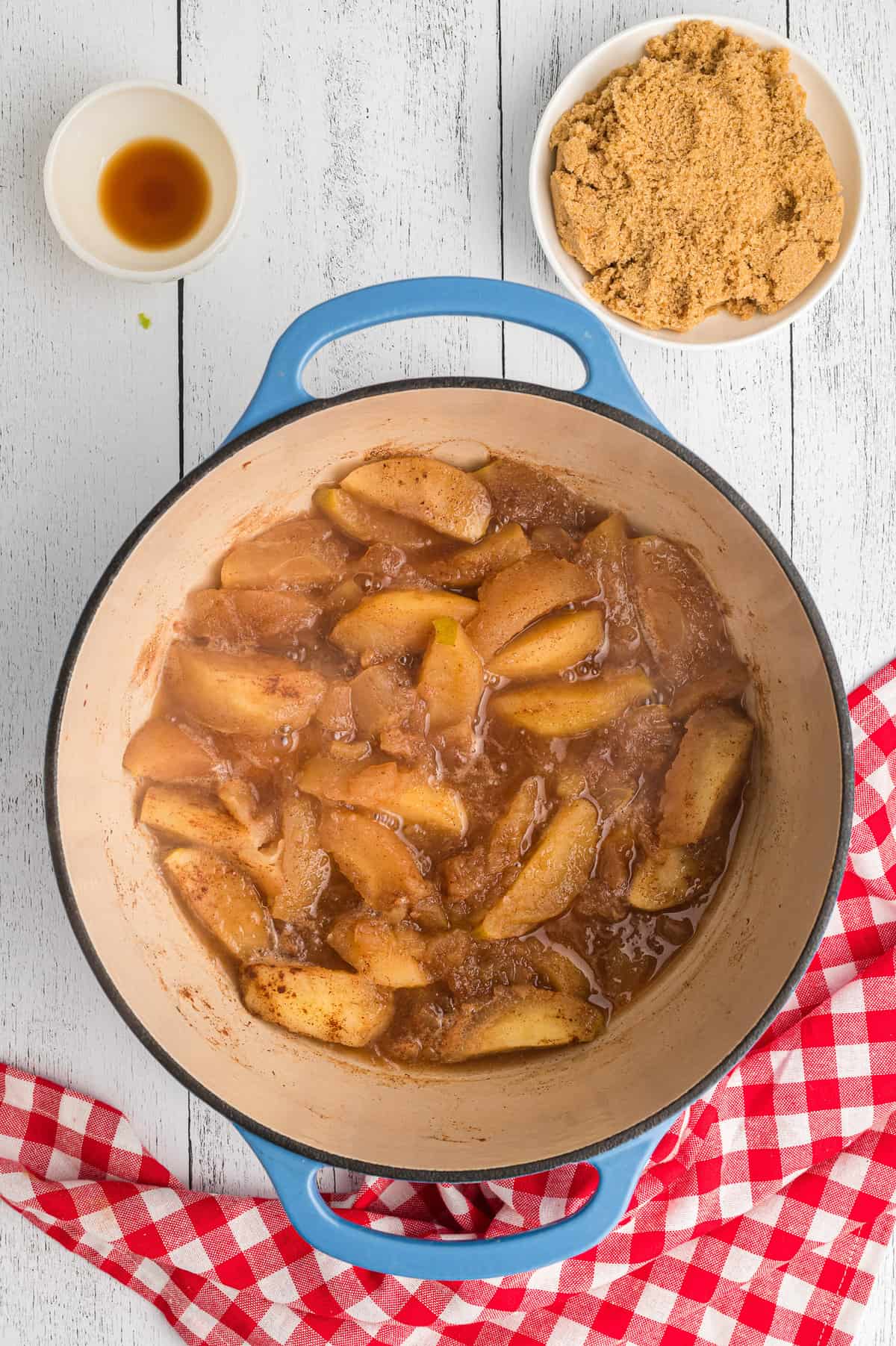 Pommes cuites dans la casserole.