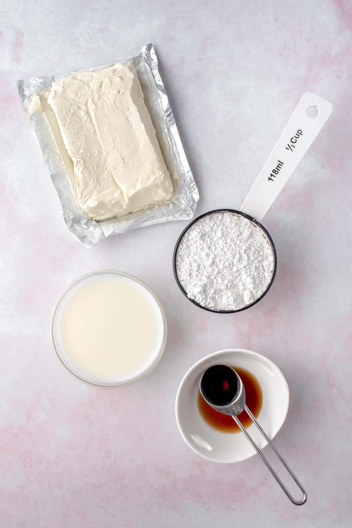 Ingrédients nécessaires pour faire le glaçage au fromage à la crème.