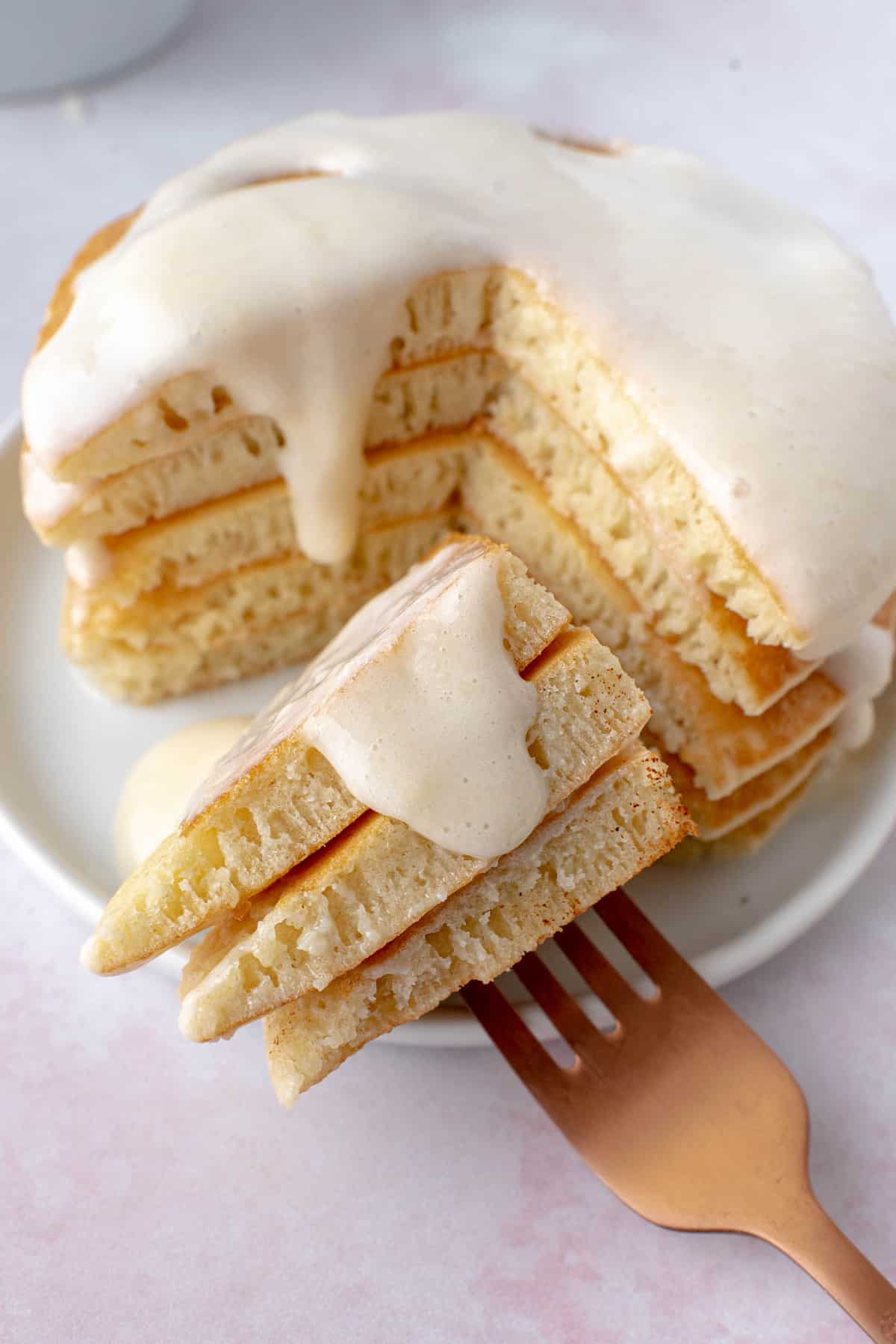 Glaçage blanc sur une pile de pancakes.