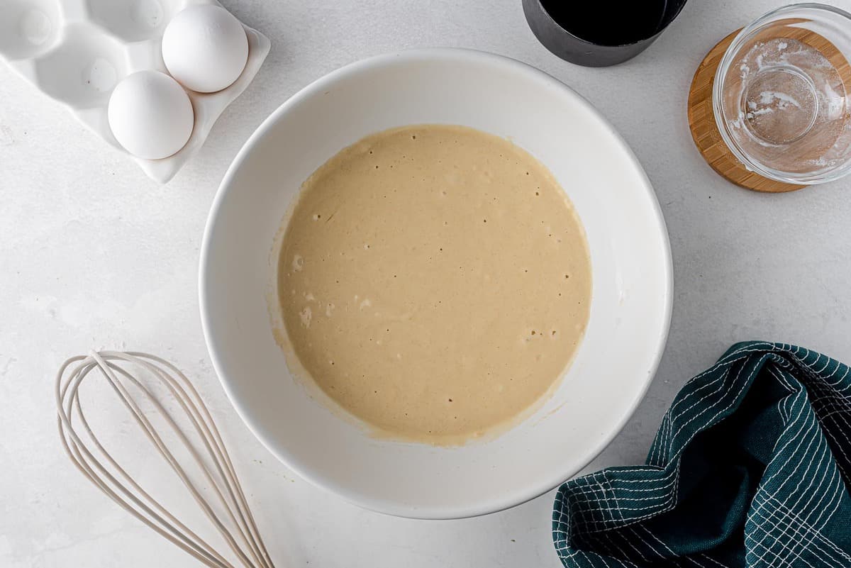 Pâte à pancake dans un bol de mélange blanc.