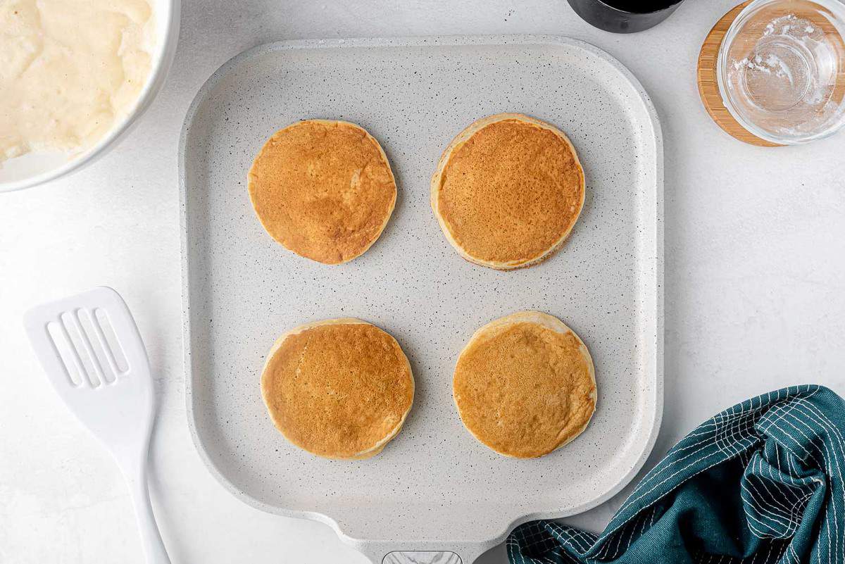 Pancakes cuits sur une poêle.