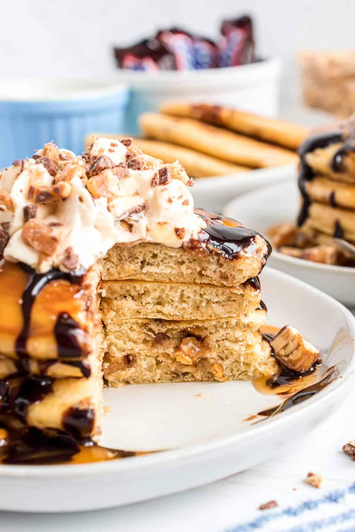 Pile de pancakes, coupée pour montrer la texture.