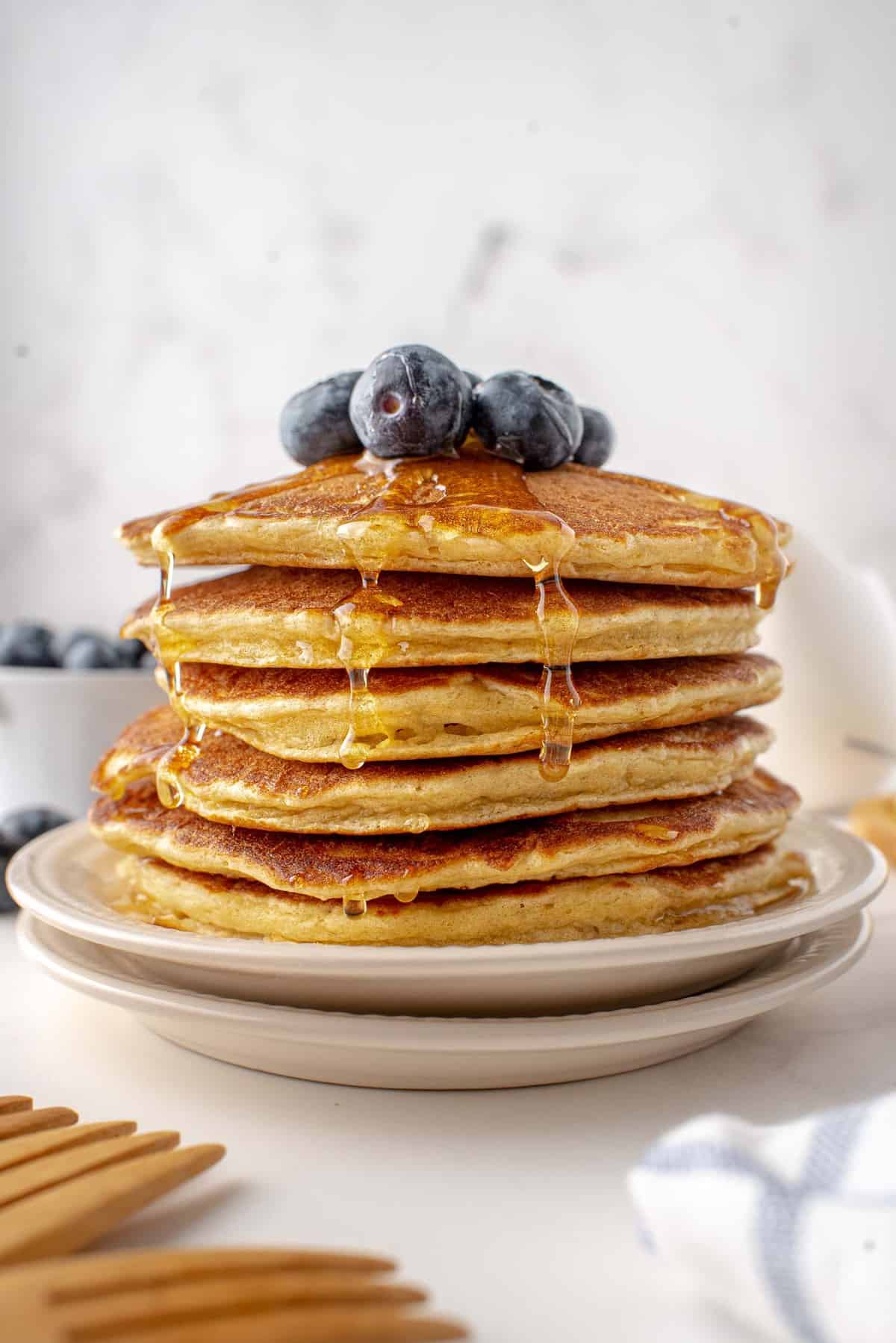 Pancakes avec du sirop et des myrtilles.