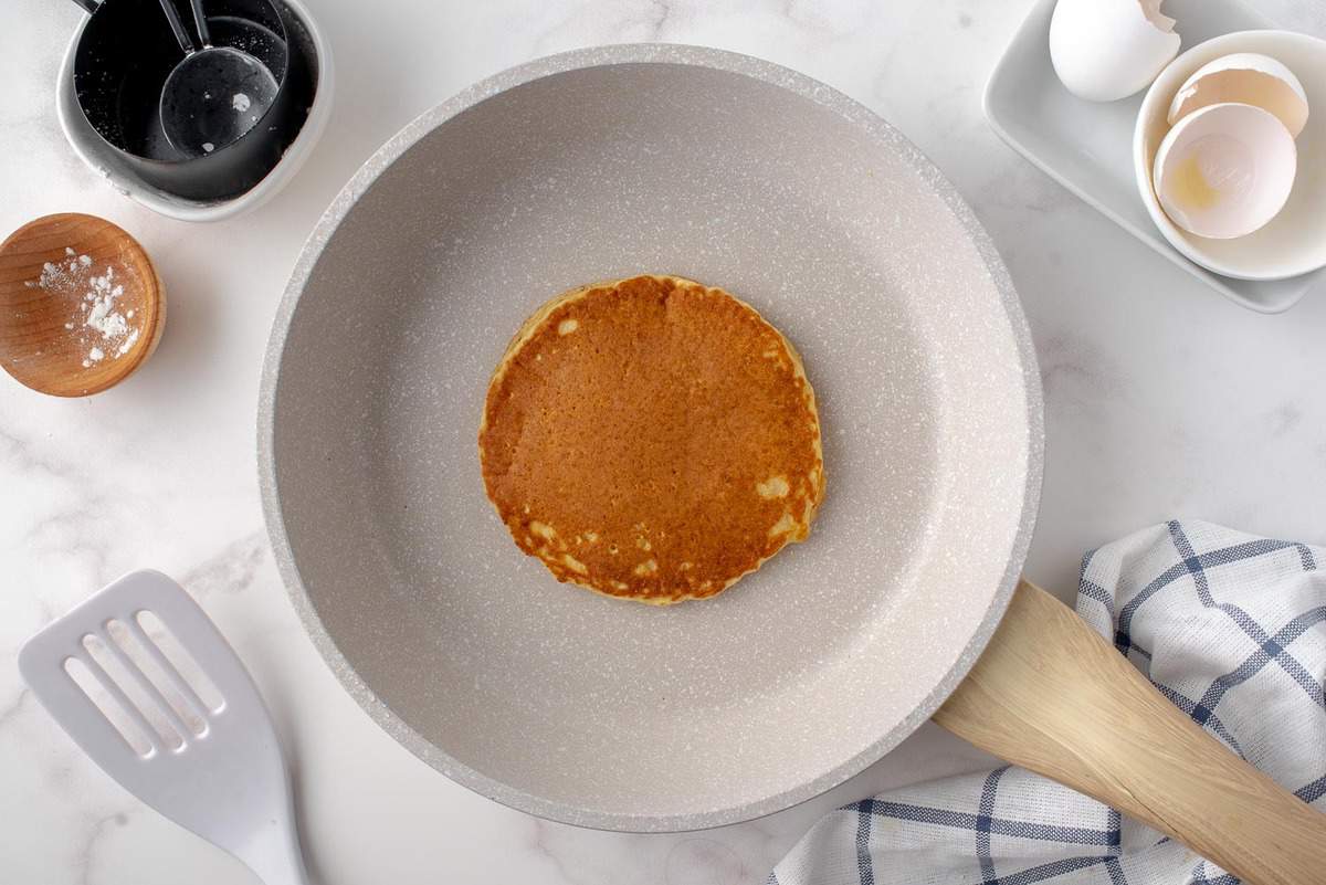 Pancake dans une poêle.