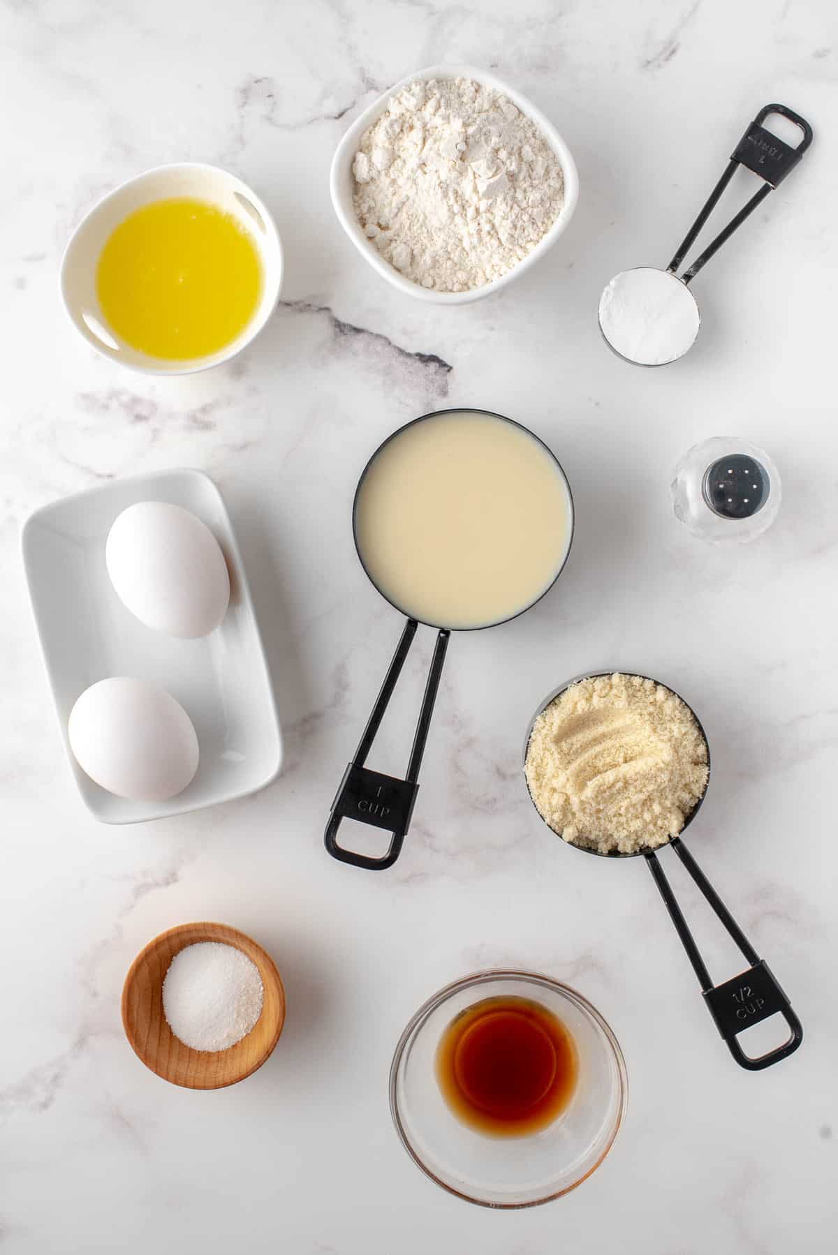 Ingrédients nécessaires pour la recette, y compris de la farine d'amande.