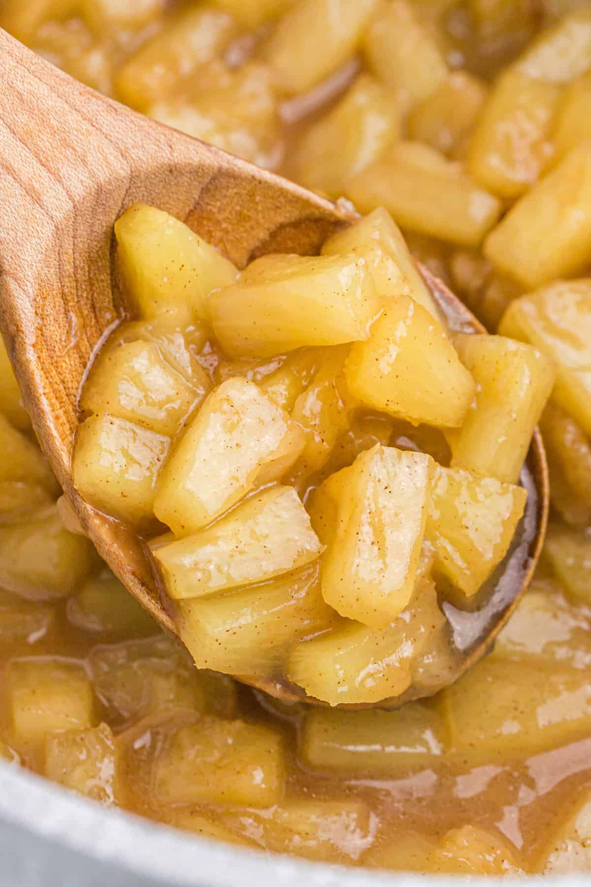 Ananas caramélisé sur une cuillère en bois.