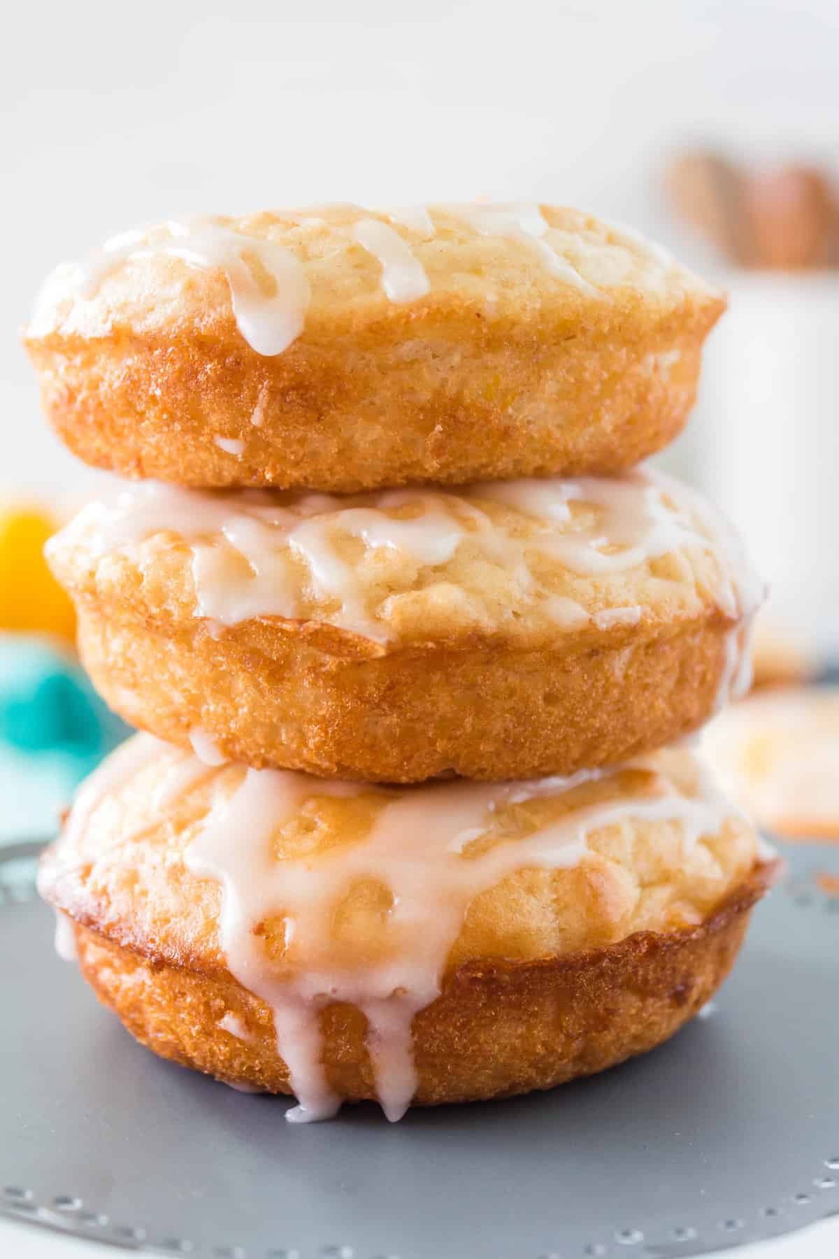 Empilement de trois donuts avec glaçage.