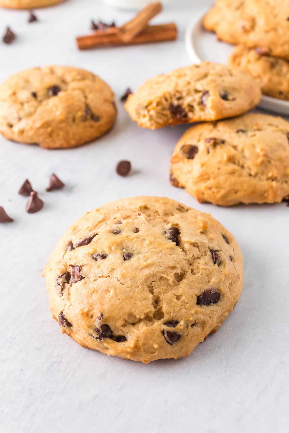 Cookie moelleux épais aux pépites de chocolat.