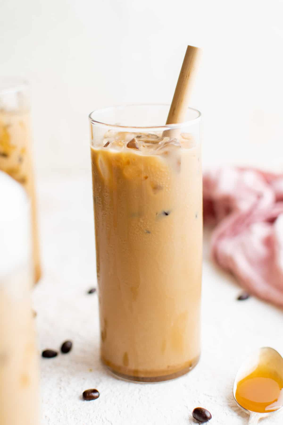 Café au caramel glacé dans un verre transparent haut.