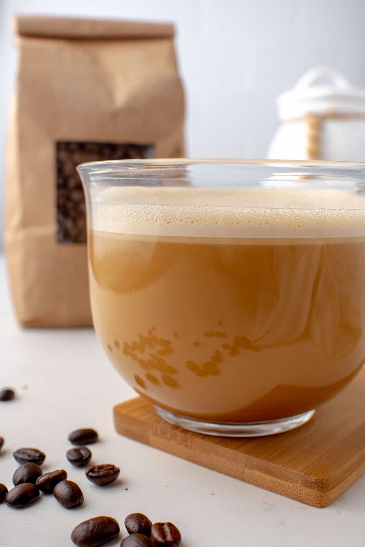 Café bulletproof dans une tasse en verre claire.