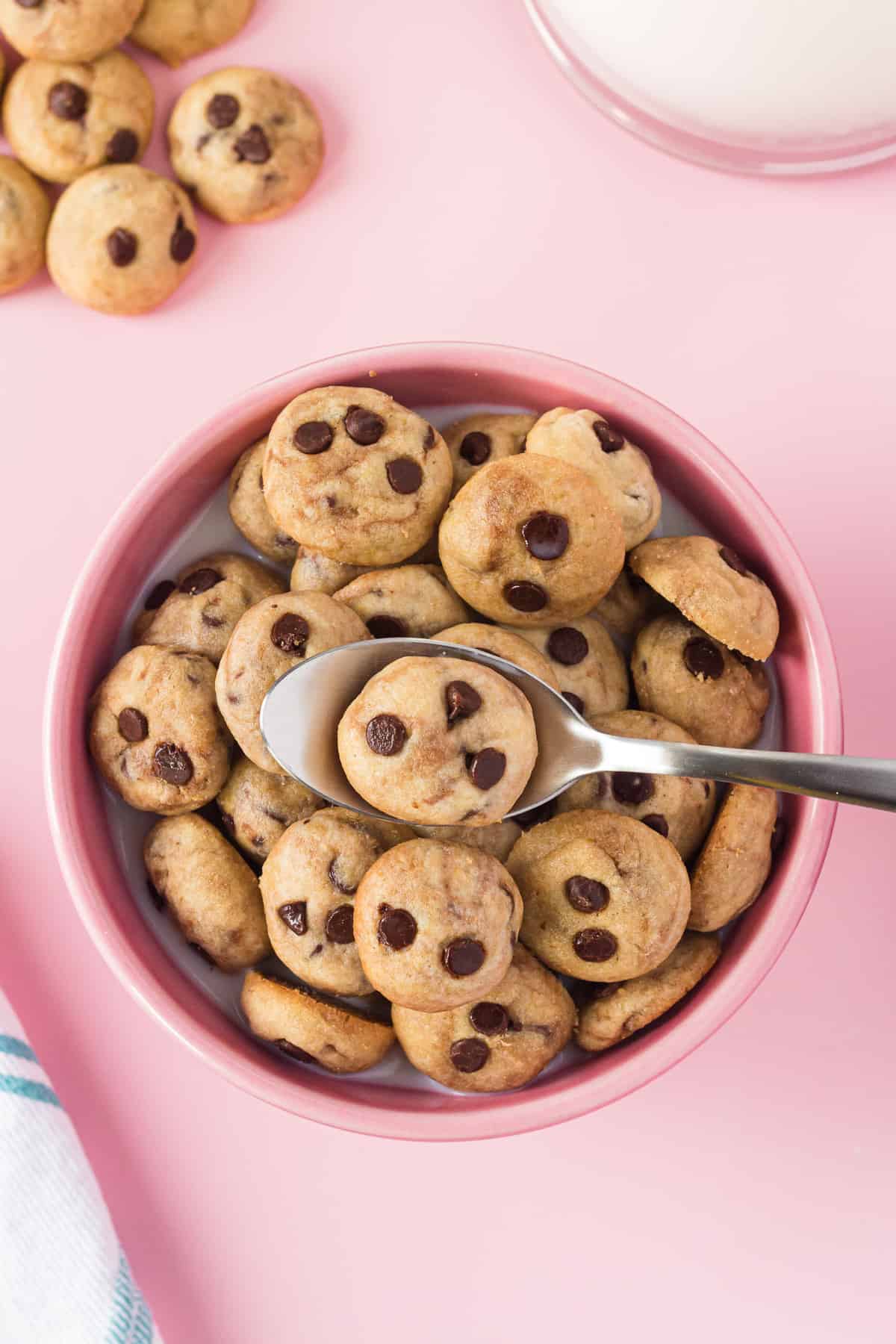 Vue supérieure d'un bol de céréale maison aux cookies sur fond rose.
