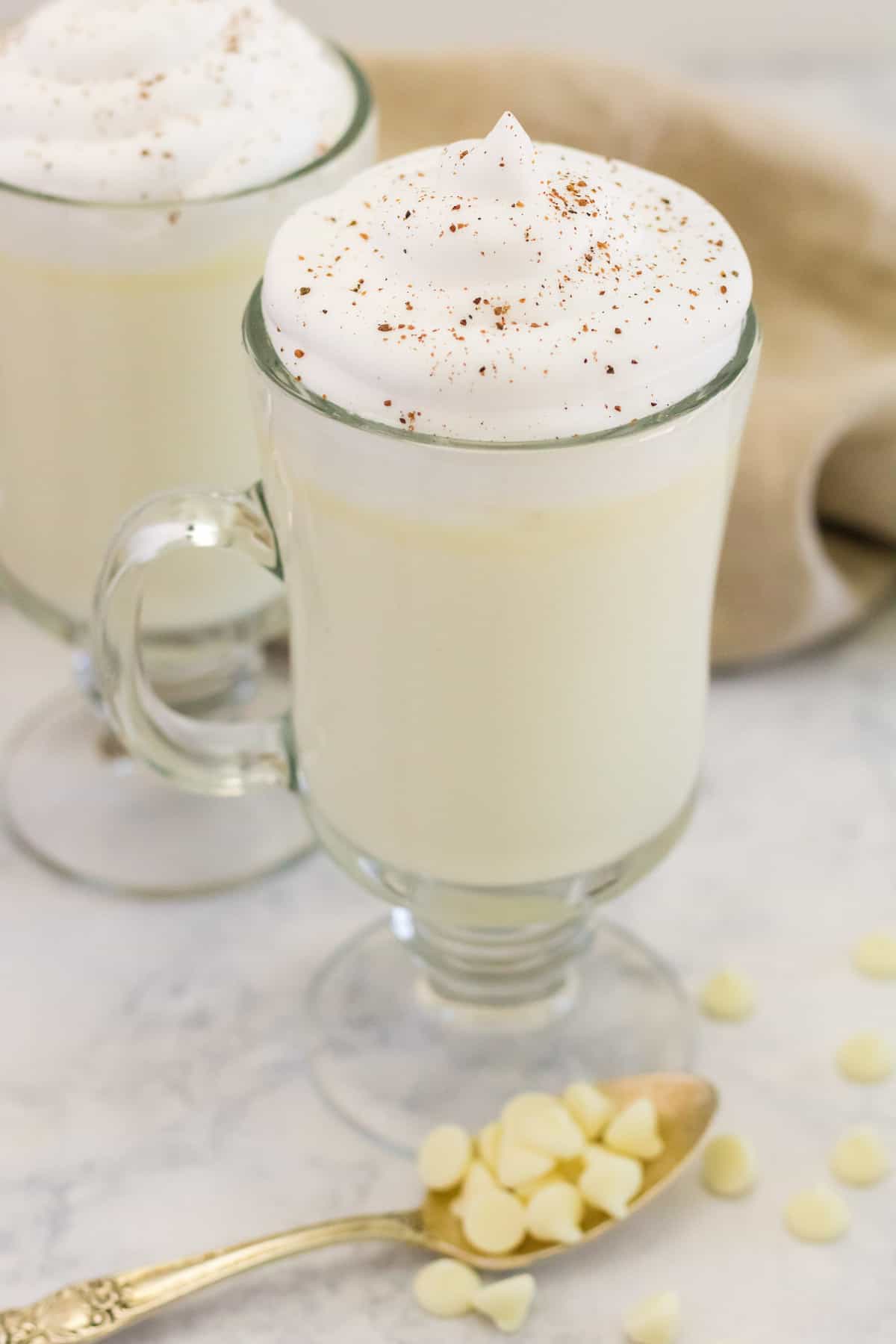 Chocolat chaud blanc dans une tasse transparente.