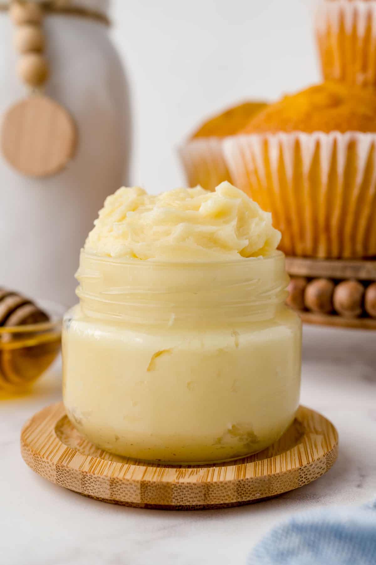 Beurre de miel dans un petit pot en verre.