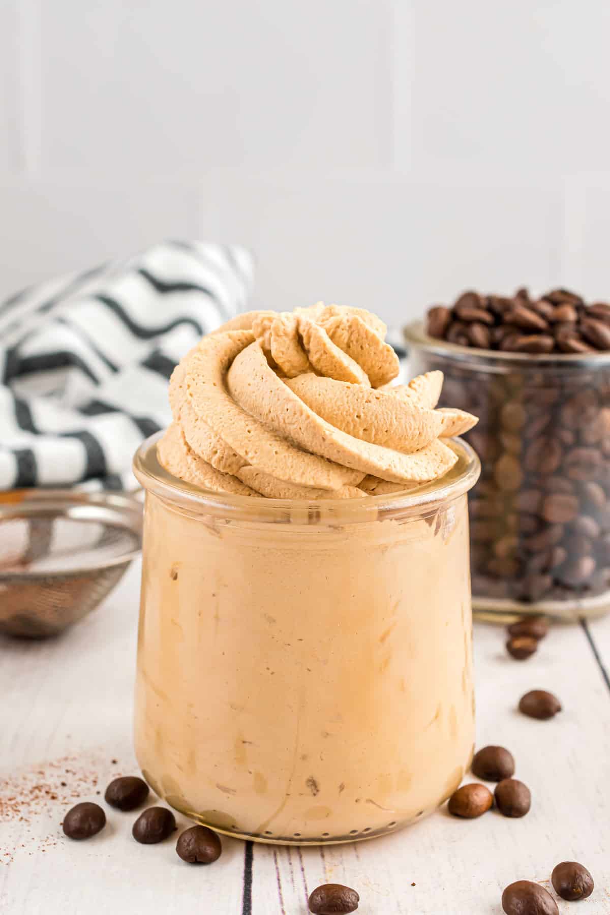 Crème fouettée au café dans un petit pot en verre.