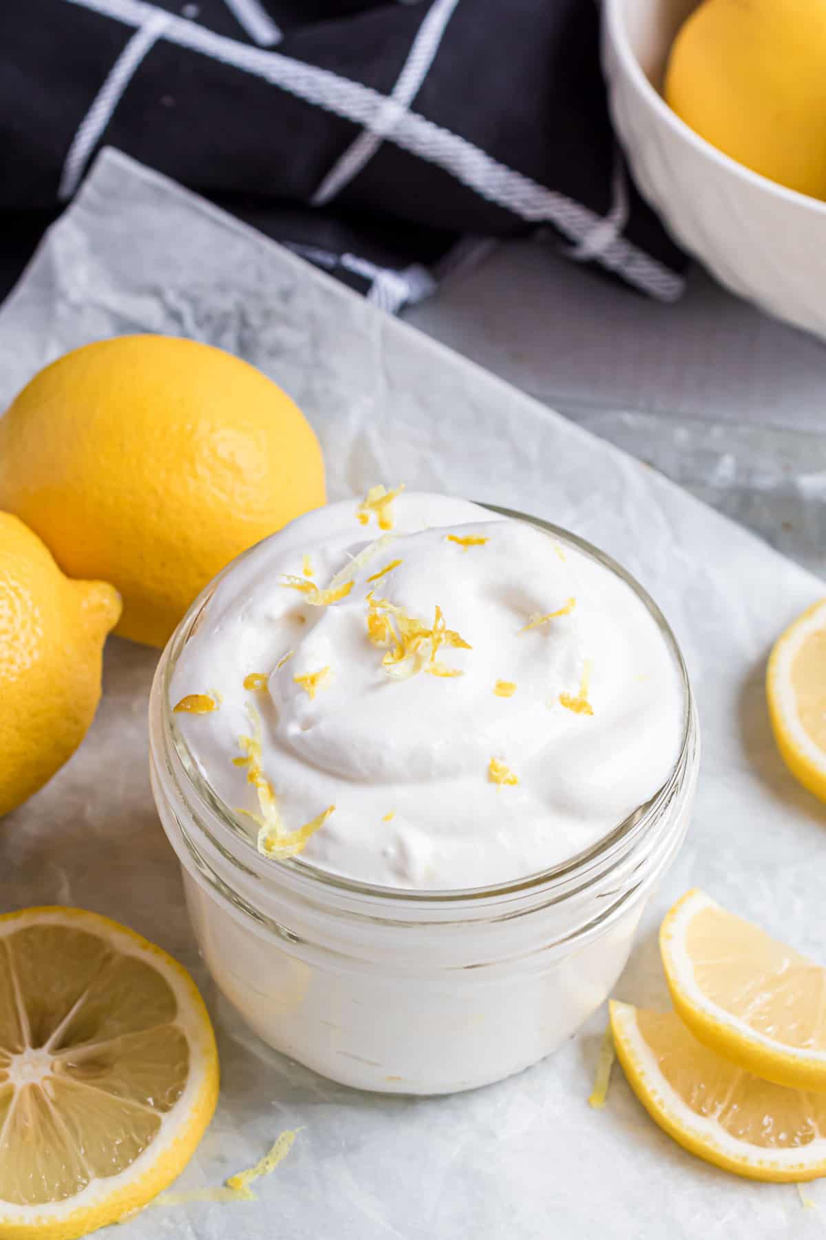 Crème fouettée au citron dans un petit pot en verre.