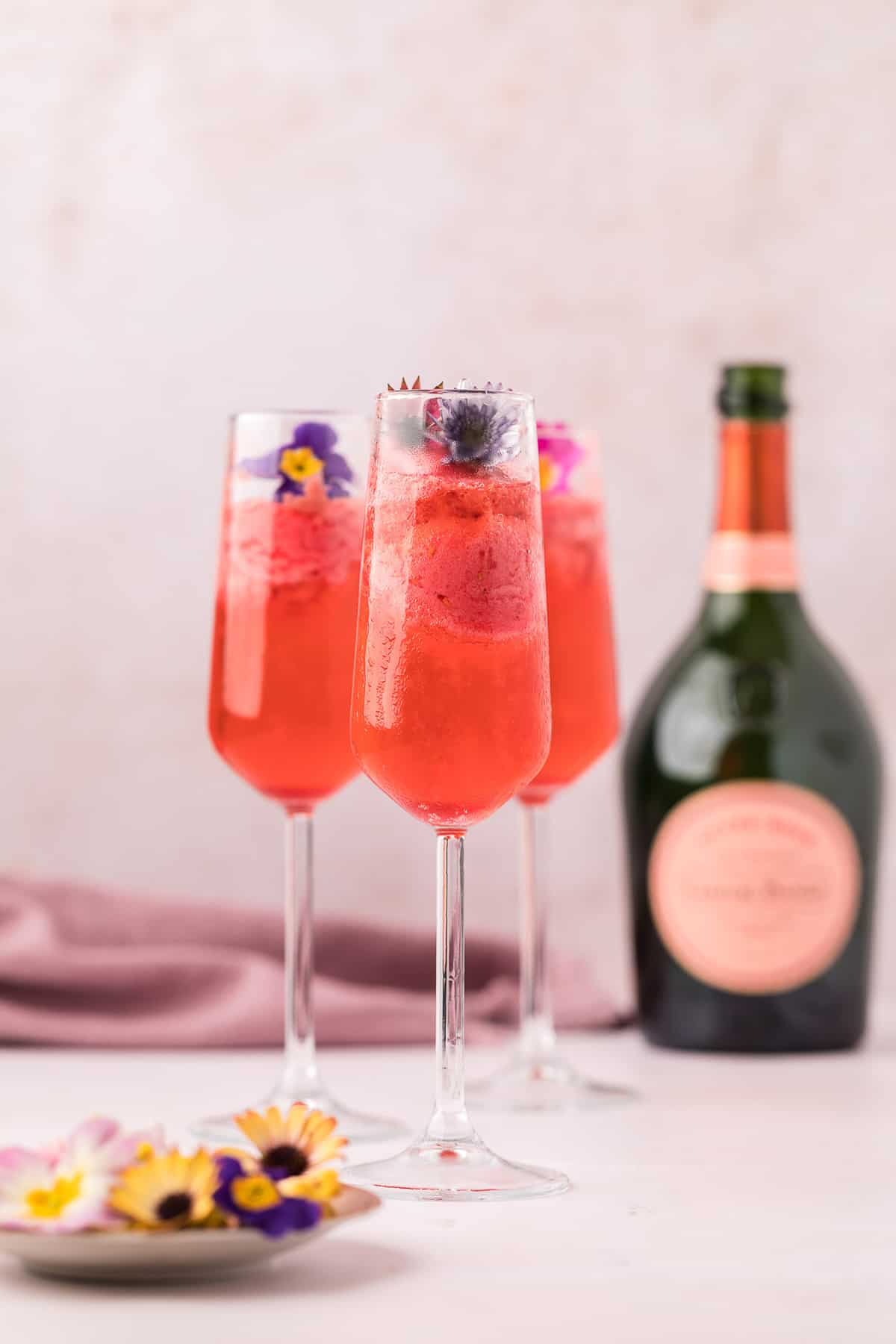 Trois floats au champagne avec sorbet à la framboise.
