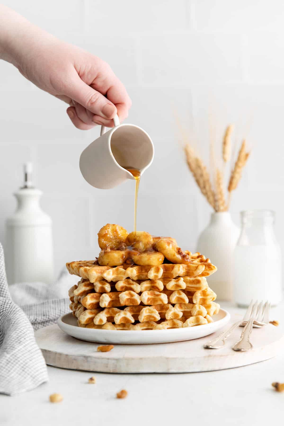 Gaufres Bananas Foster avec du sirop en train d'être versé.