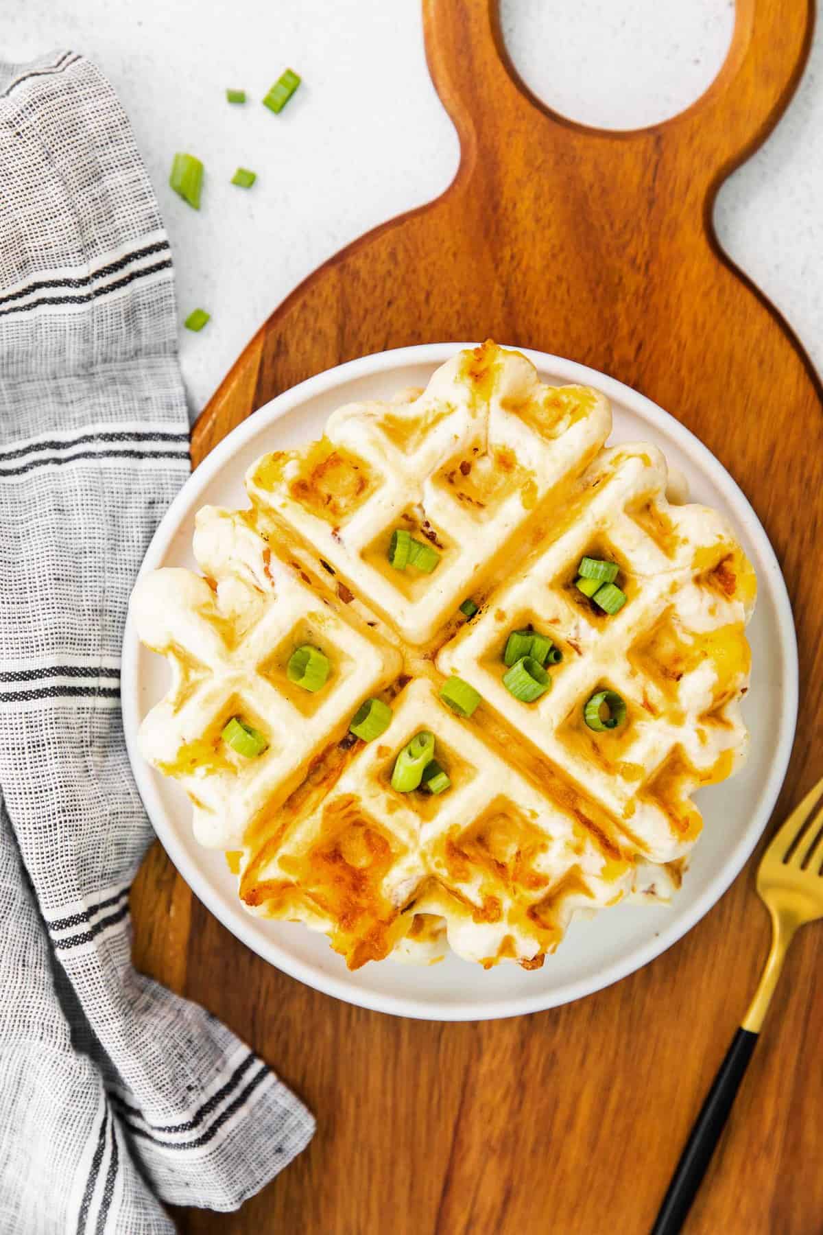 Gaufre bacon cheddar sur une planche à découper en bois.