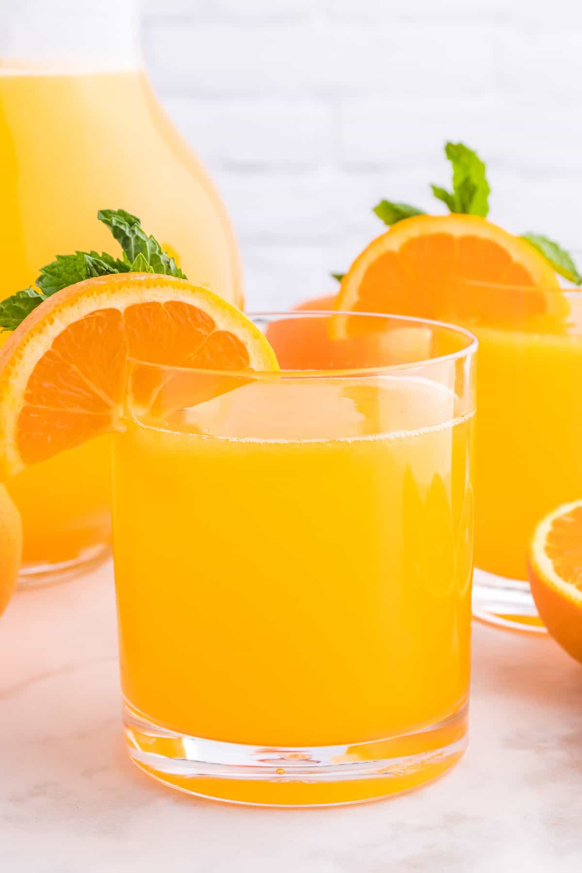 Orangeade maison garnie d'une tranche d'orange et de menthe.