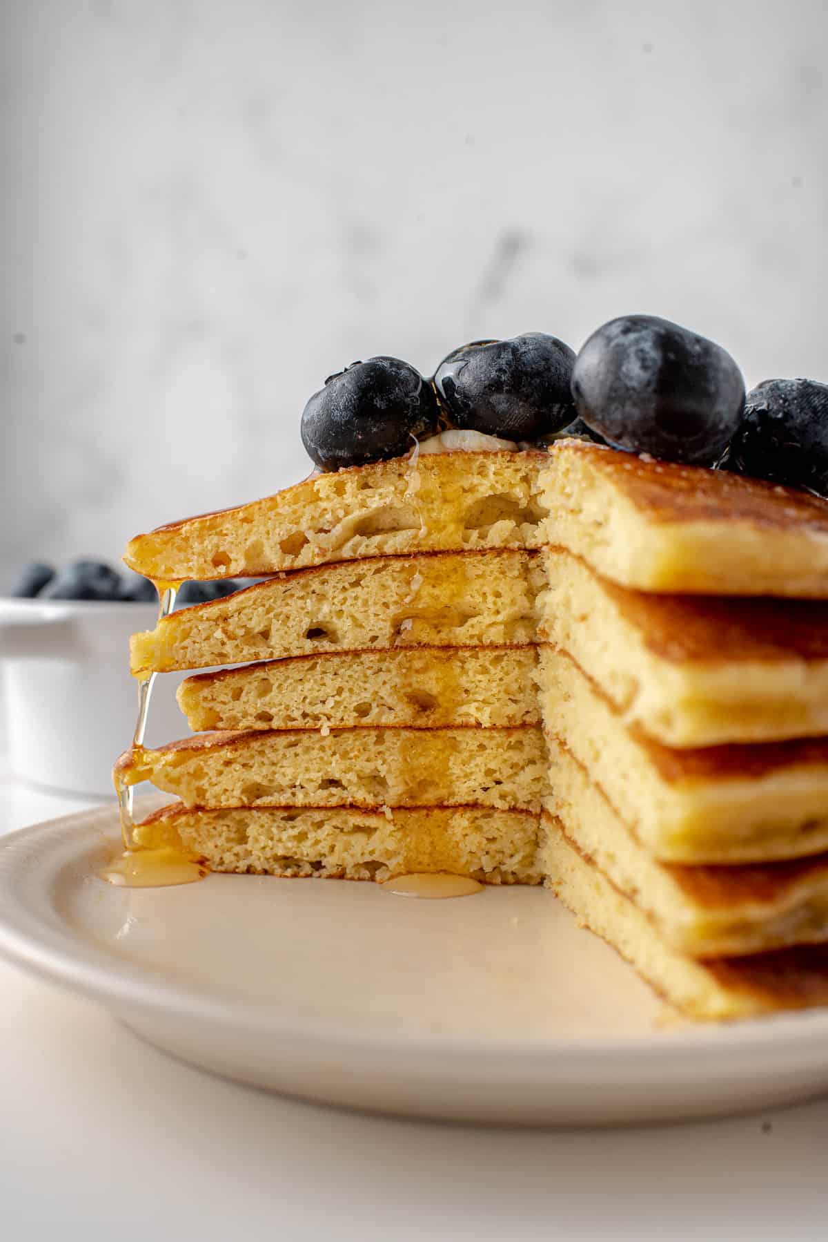 Empilement de pancakes pauvres en glucides coupés pour montrer la texture.