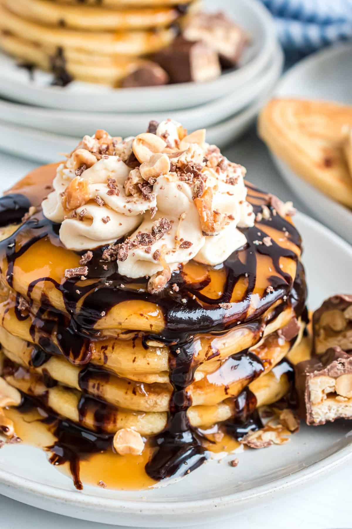 Pancakes Snickers avec sauce caramel et chocolat.
