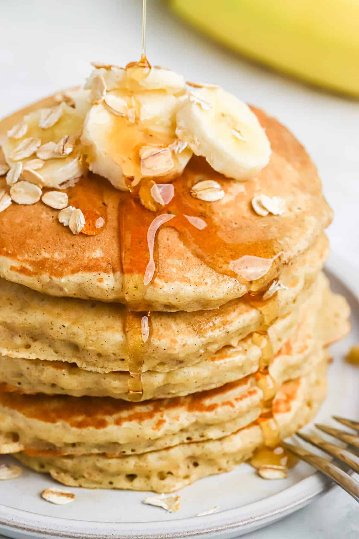 Empilement de pancakes à la banane avec du sirop.