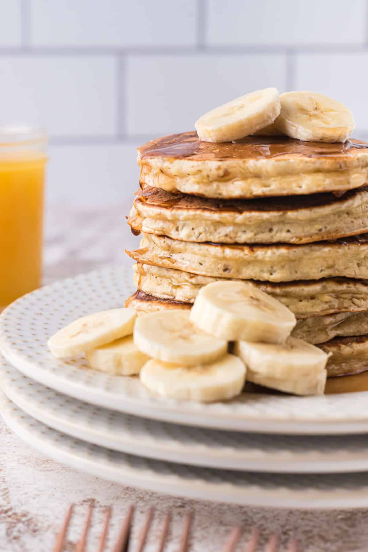 Pile de pancakes avec des bananes.