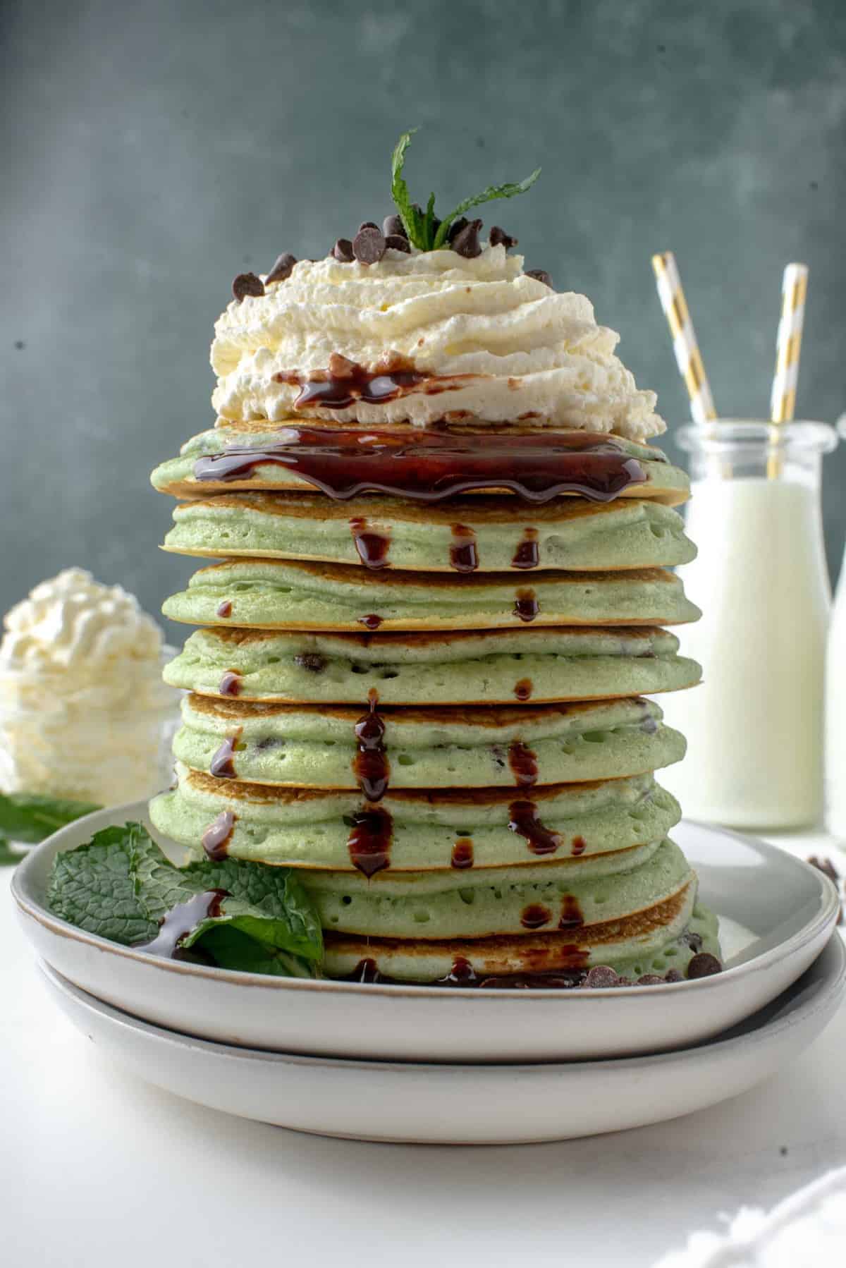 Haute pile de pancakes à la menthe chocolatée.