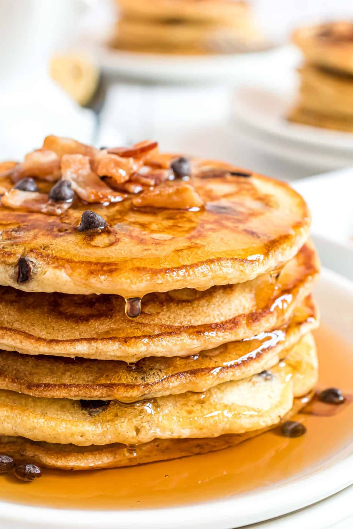 Pile de pancakes au bacon et pépites de chocolat avec du sirop.