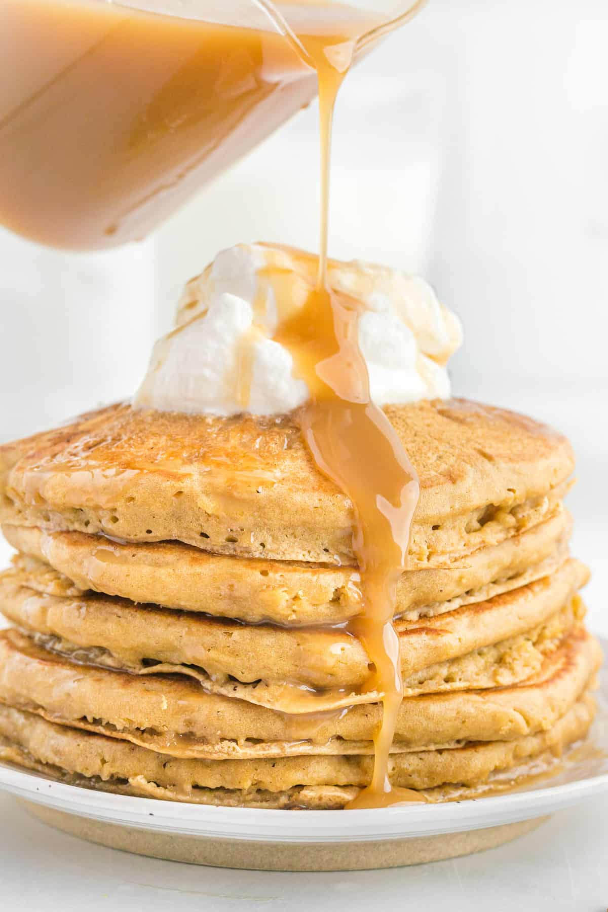 Pancakes au caramel avec du caramel versé dessus.
