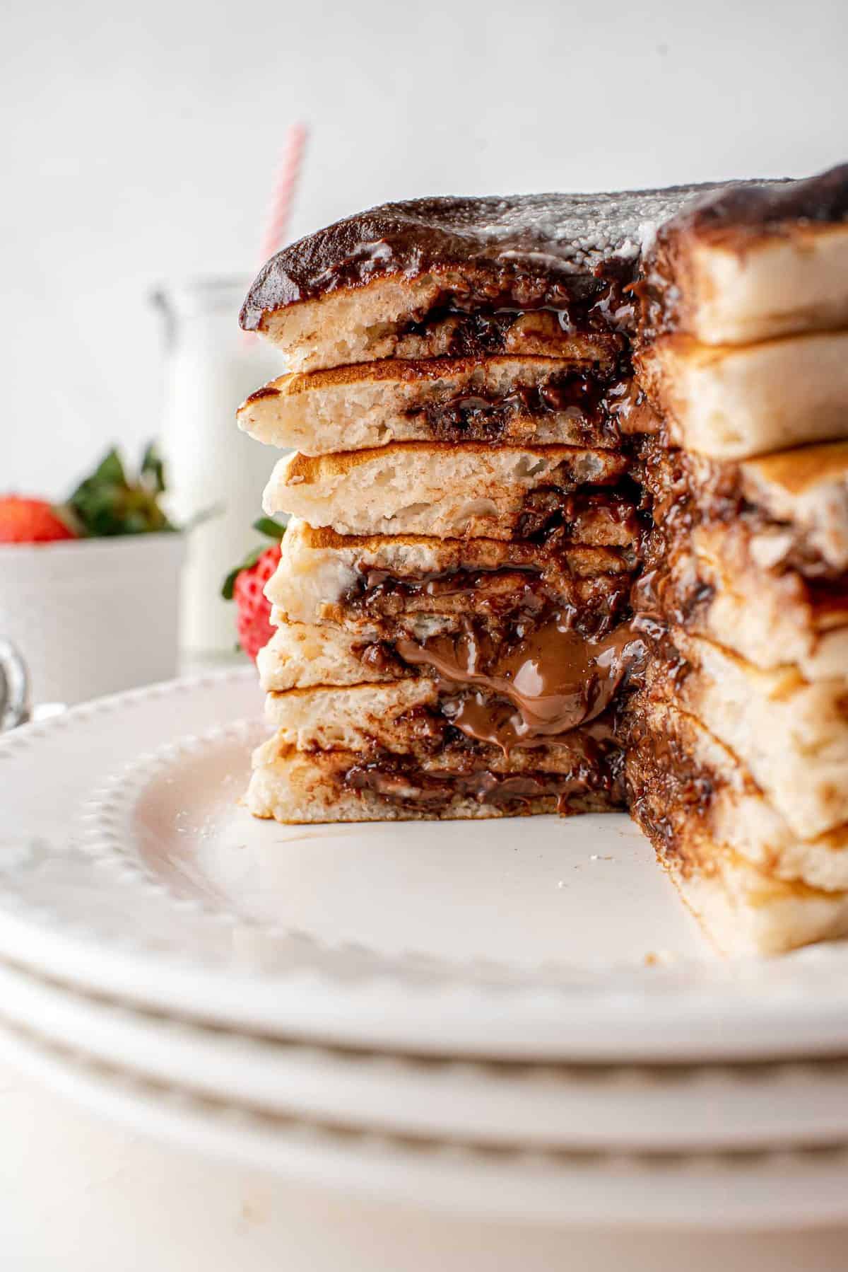 Pile de pancakes coupée pour montrer la garniture au nutella.