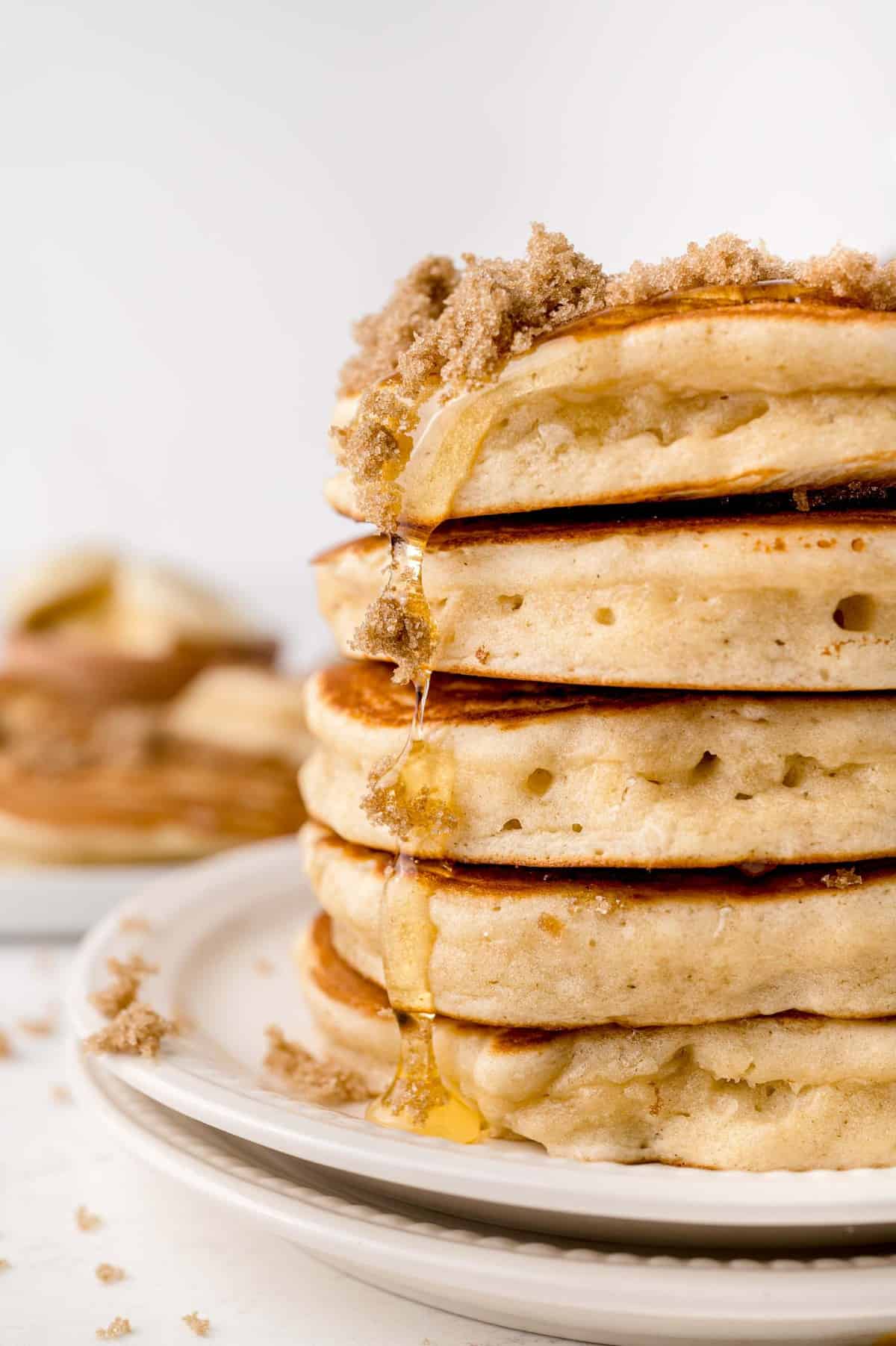 Pile de pancakes moelleux au sucre brun garnie de sucre brun.