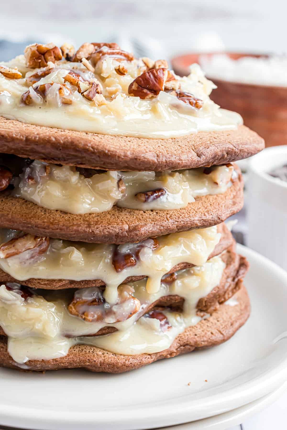 Pile de pancakes au chocolat allemand empilés avec une garniture entre chaque couche.