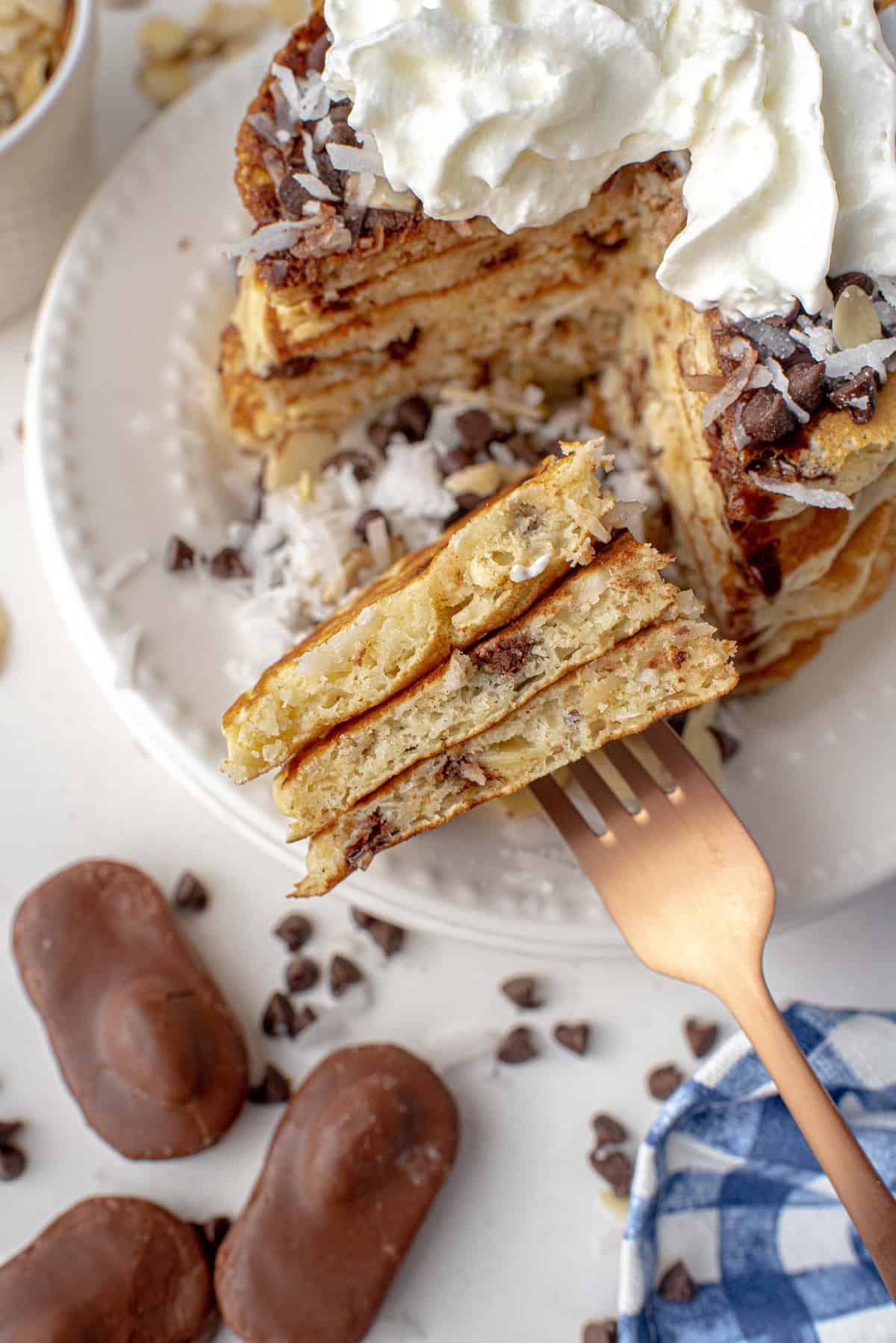Vue de dessus d'une pile de pancakes almond joy, coupés pour montrer la texture.