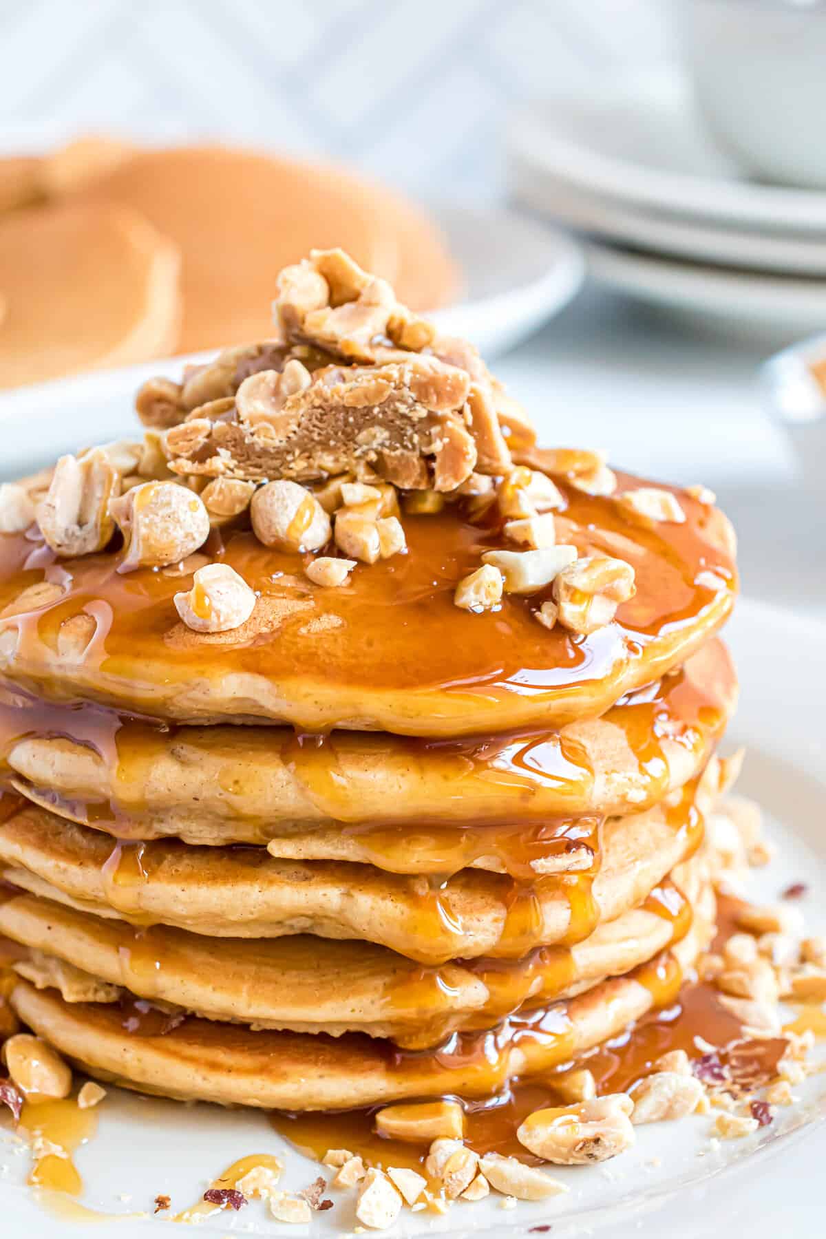 Pancakes Payday avec caramel et cacahuètes.