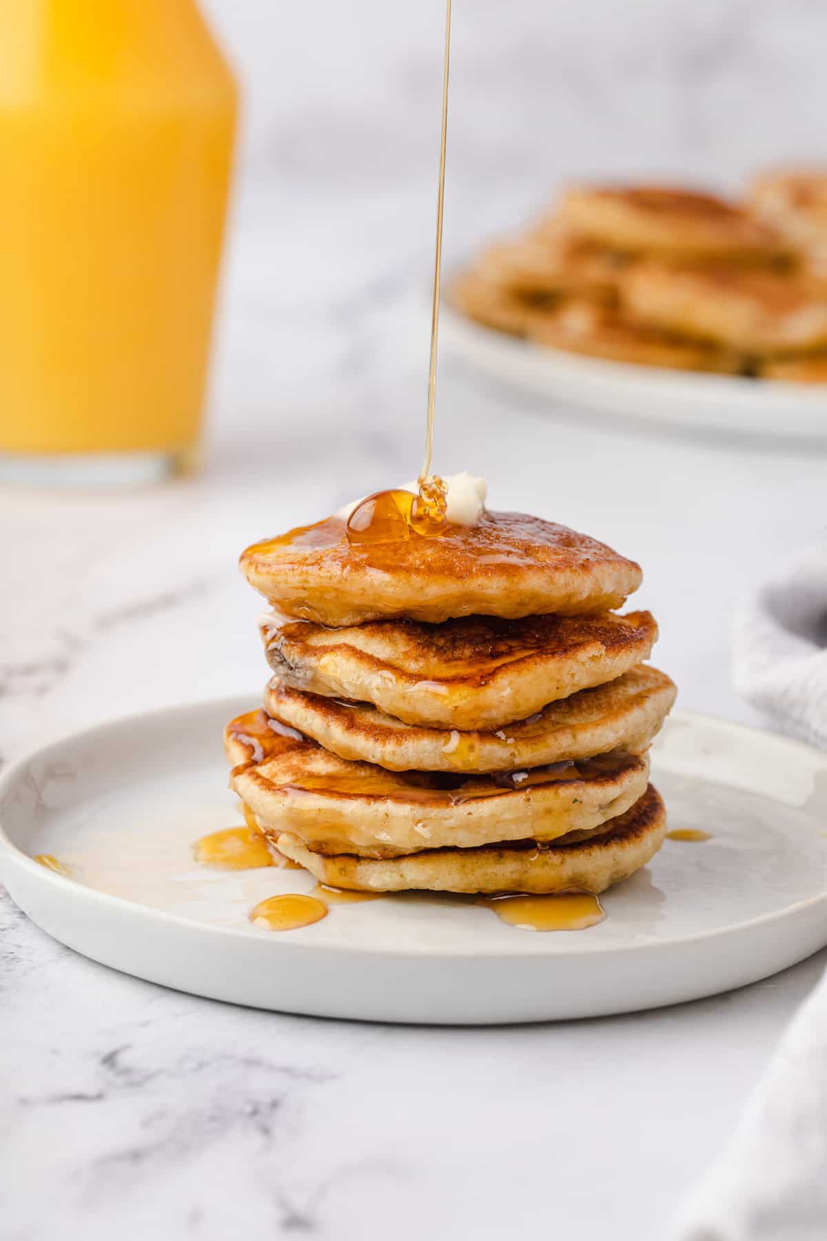 Sirop versé sur des pancakes à la banane.