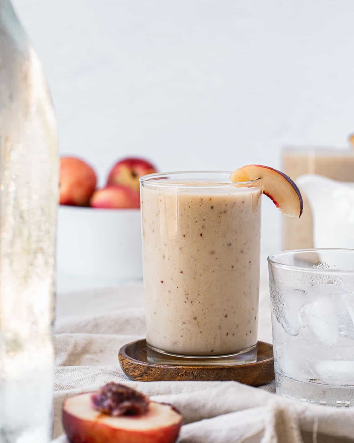 Smoothie à la nectarine garni d'une tranche de nectarine.