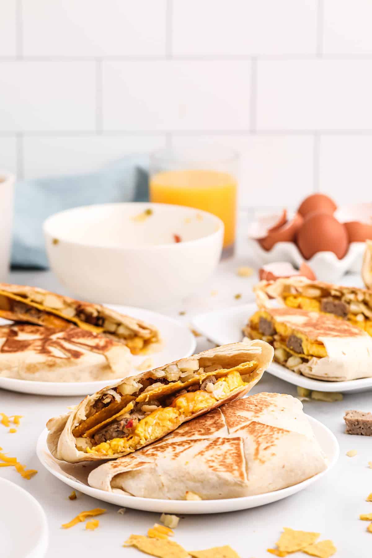 Tortilla remplie d'œufs, de saucisse, de pommes de terre rissolées et plus, grillée jusqu'à obtenir une belle couleur dorée.