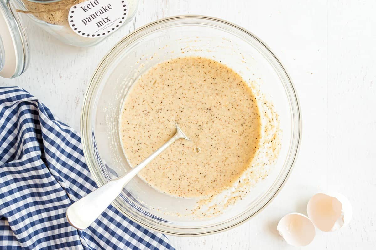 Pâte à pancakes dans un bol.
