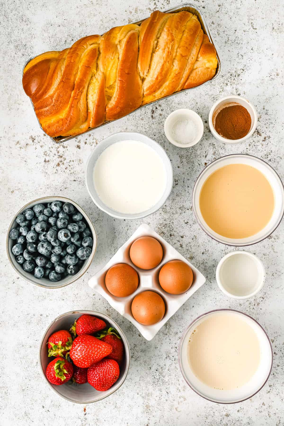 Ingrédients nécessaires à la recette, y compris trois types de lait.