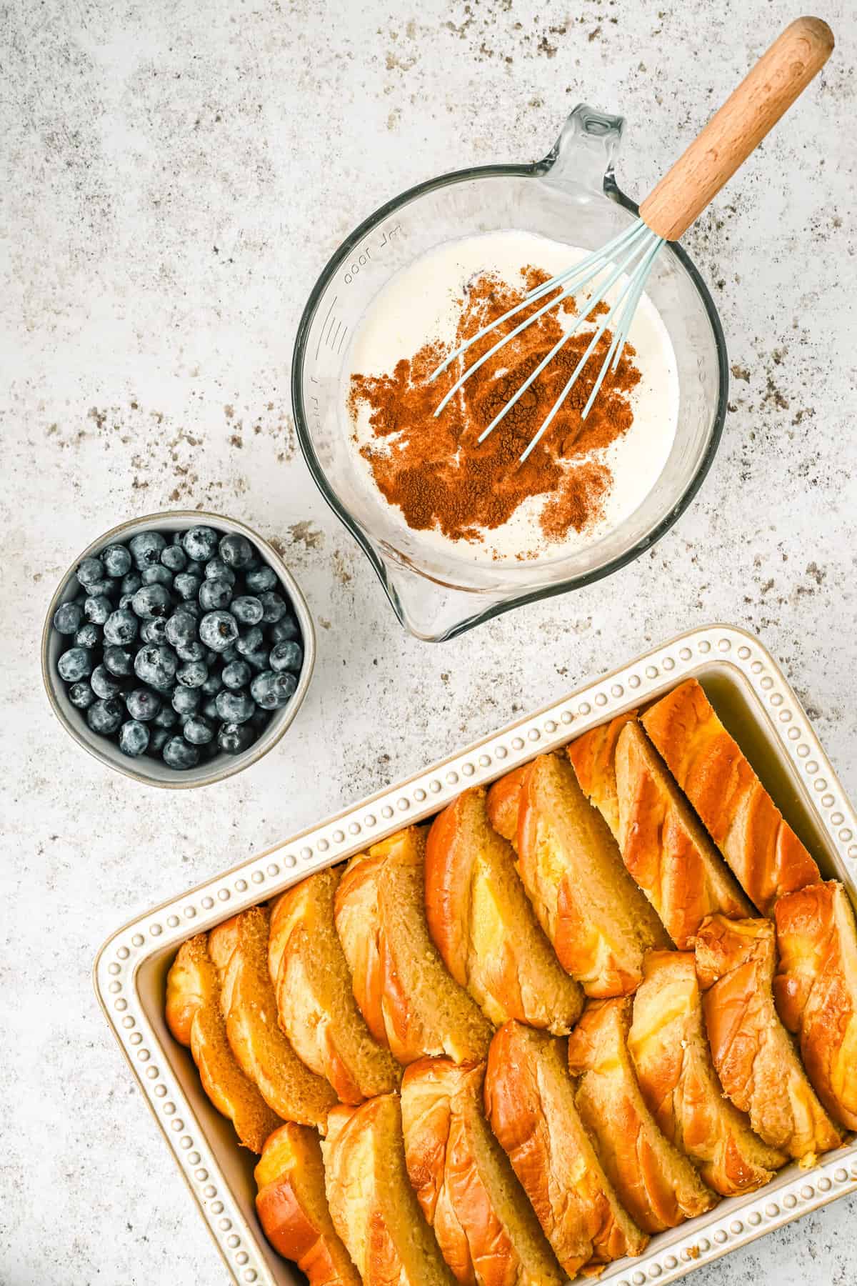 Mélange de crème anglaise en cours de combinaison.