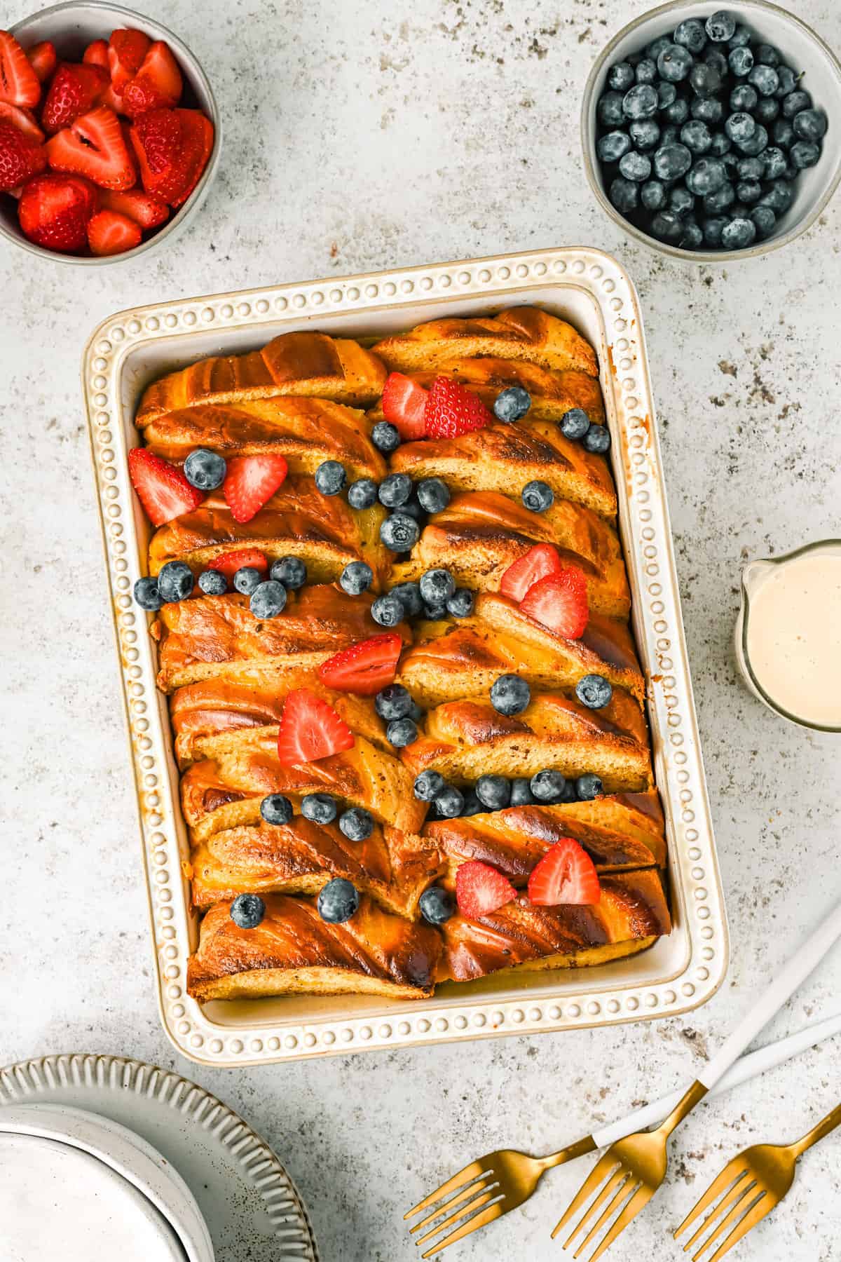 Casserole garnie de fruits.