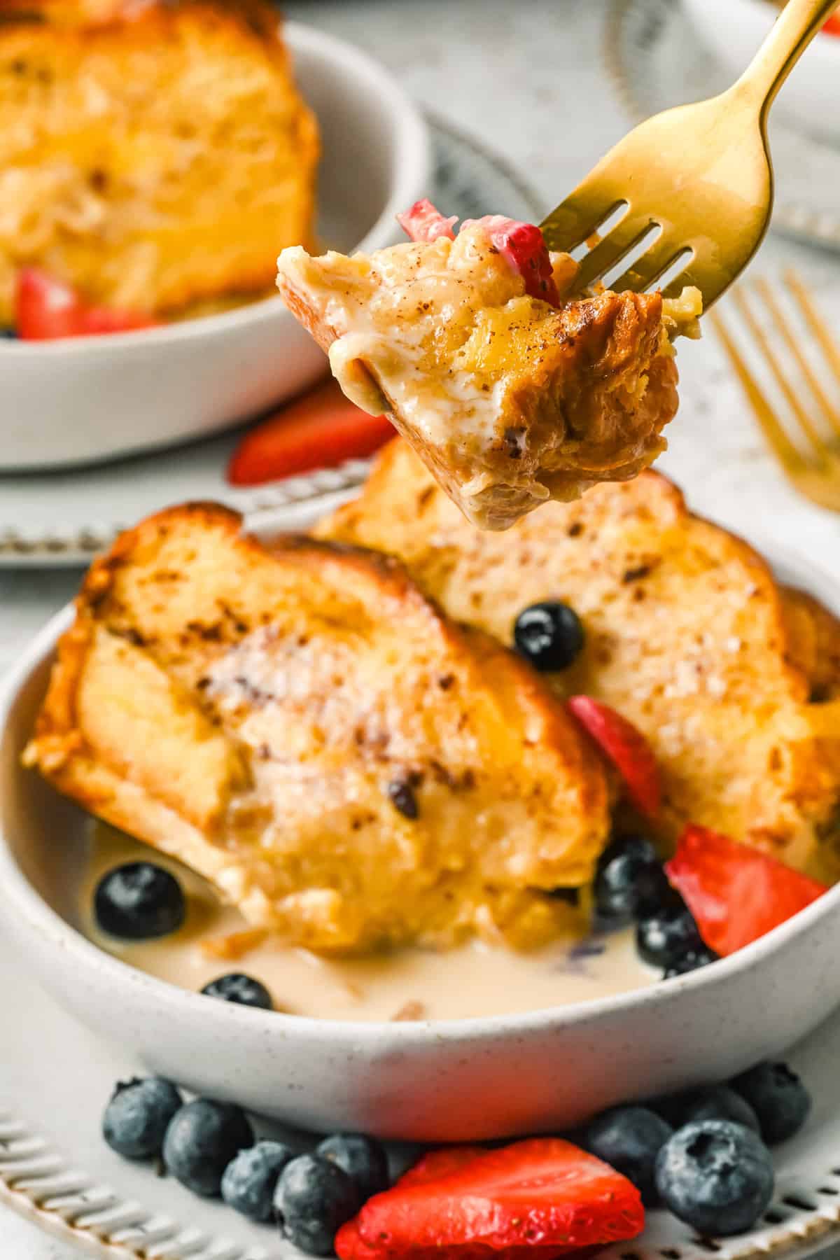 Fourchette avec de la casserole de pain perdu dessus.