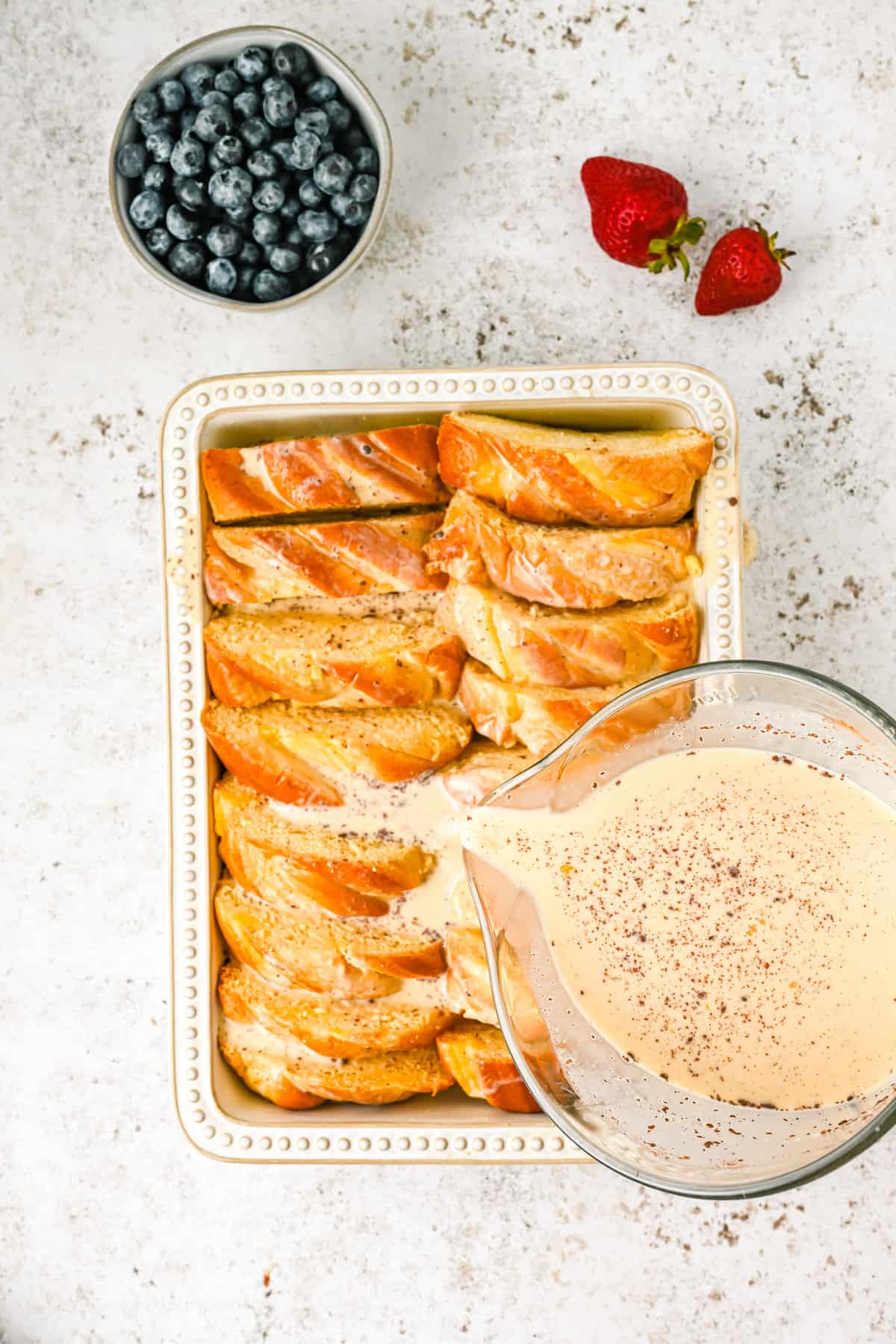 Crème anglaise versée sur le pain.