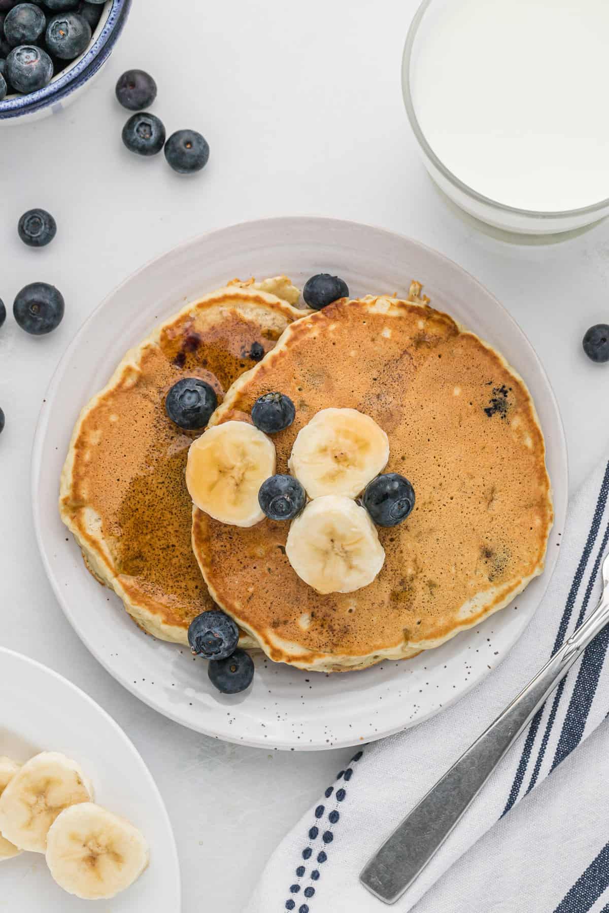 Pancakes avec bananes et myrtilles.