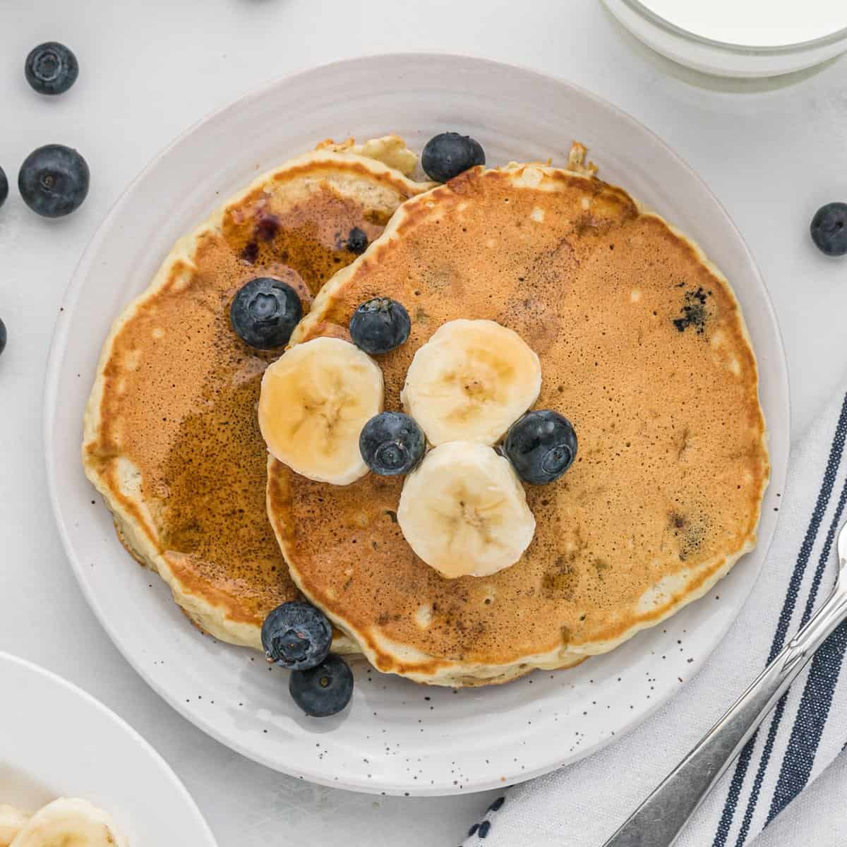 Pancakes à la banane et aux myrtilles