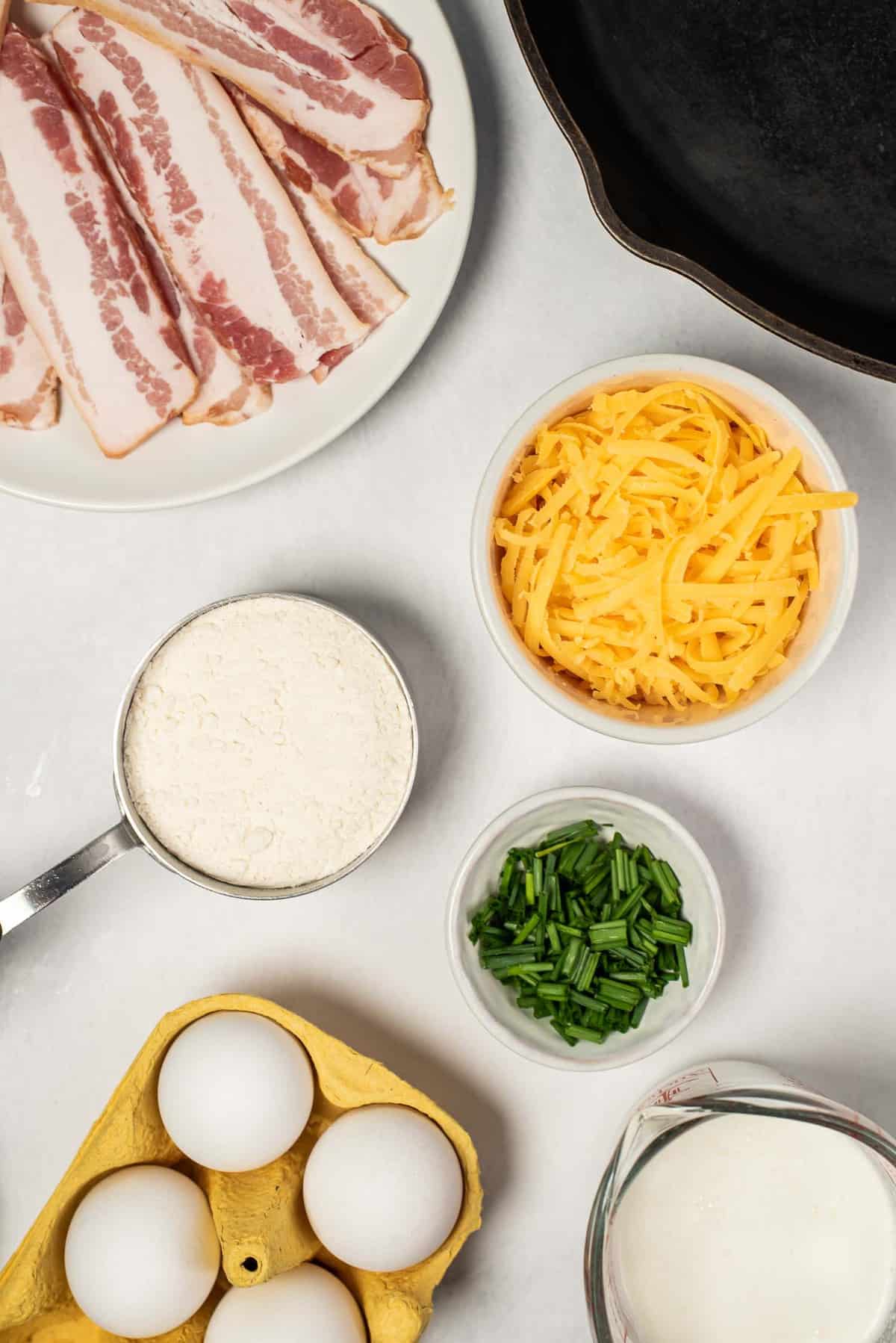 Vue de dessus des ingrédients nécessaires à la recette.