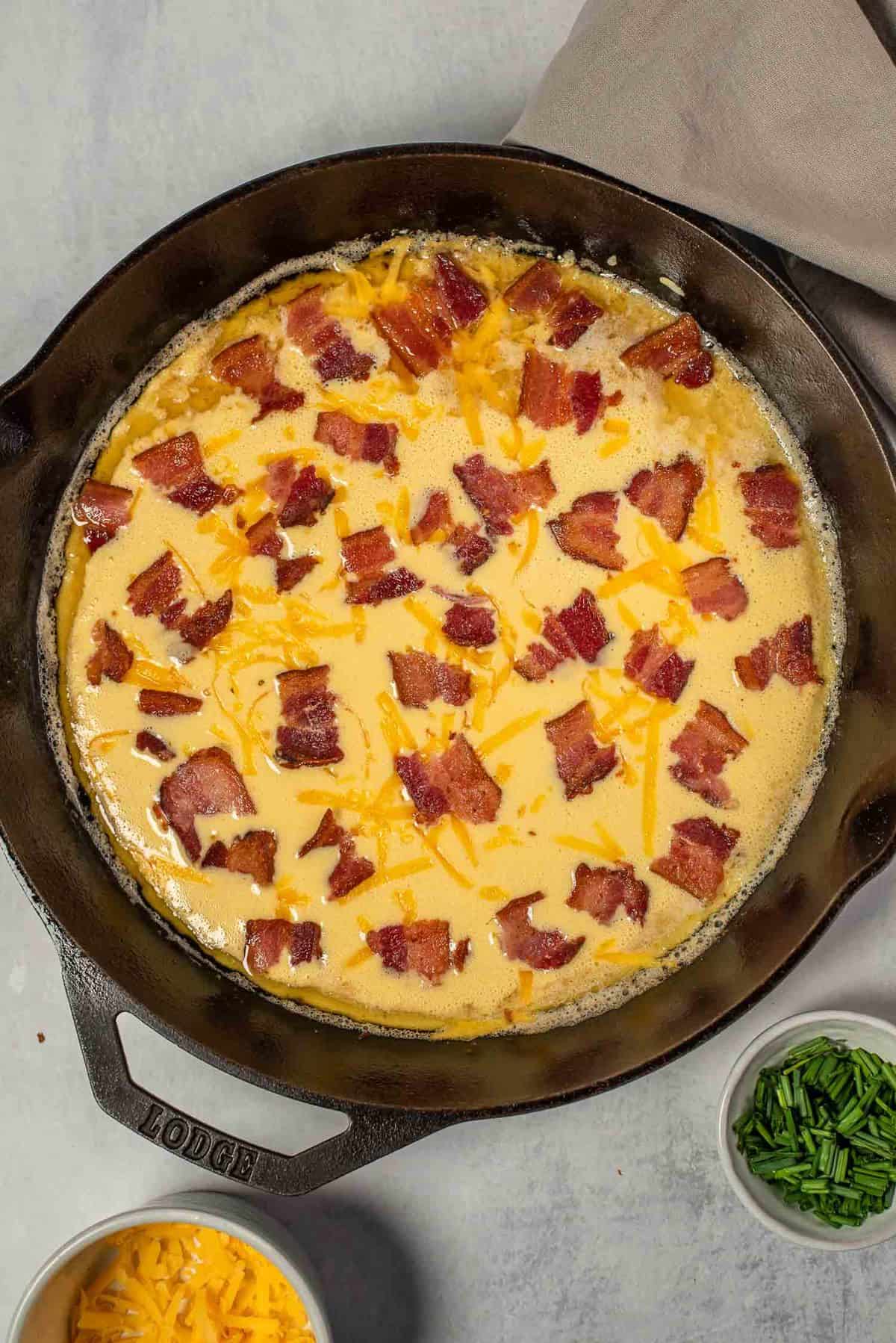 Pancake non cuit avec du bacon et du fromage.